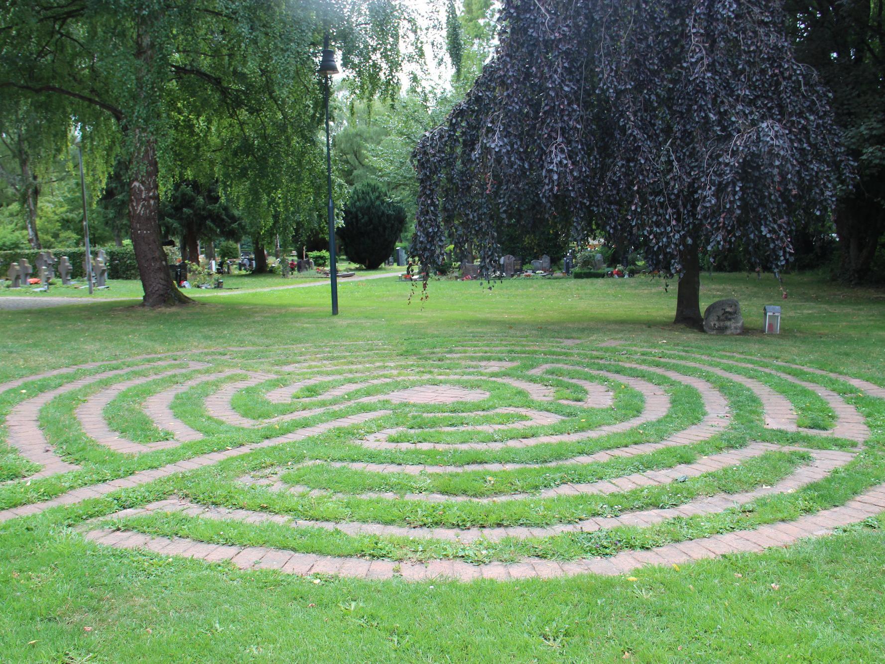 Grenzenlos gehen: Das Rasenlabyrinth hinter der Kirche  St. Martinus in Richterich.