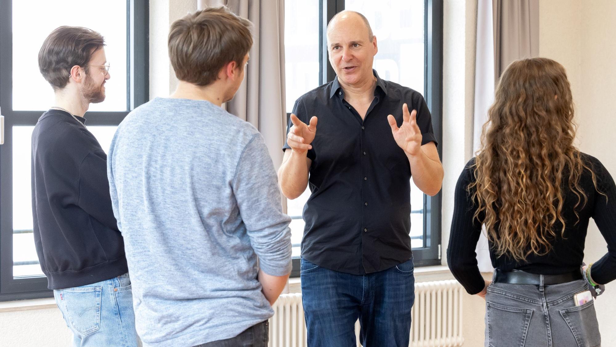 Professor Stephan Grigat im Austausch mit Studierenden. Er forscht zum Thema Antisemitismus und Rassismus an der Katholischen Hochschule Aachen.