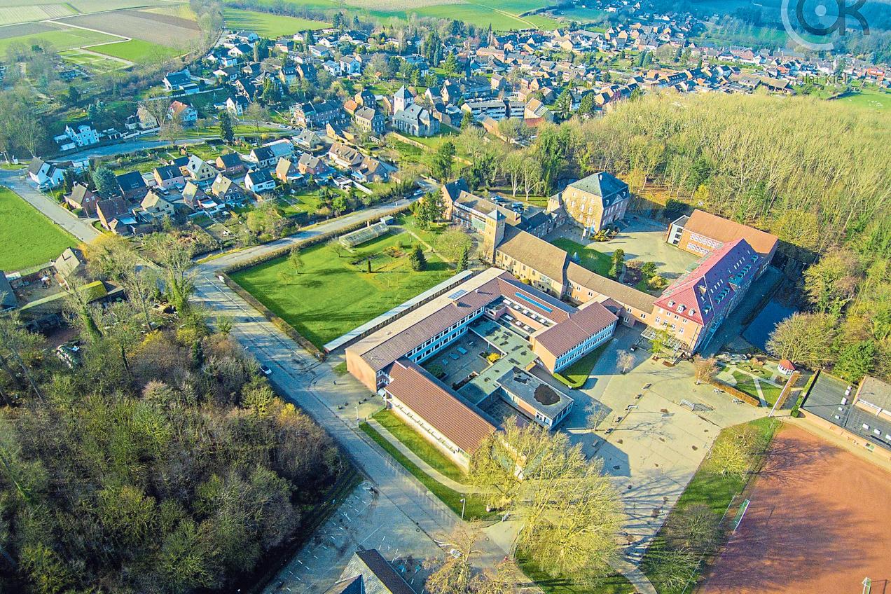 Die Oblaten des Hl. Franz von Sales war in der Nachkriegszeit bis 2018 Träger des Gymnasiums Haus Overbach. Früher gehörte hierzu auch ein Internat.
