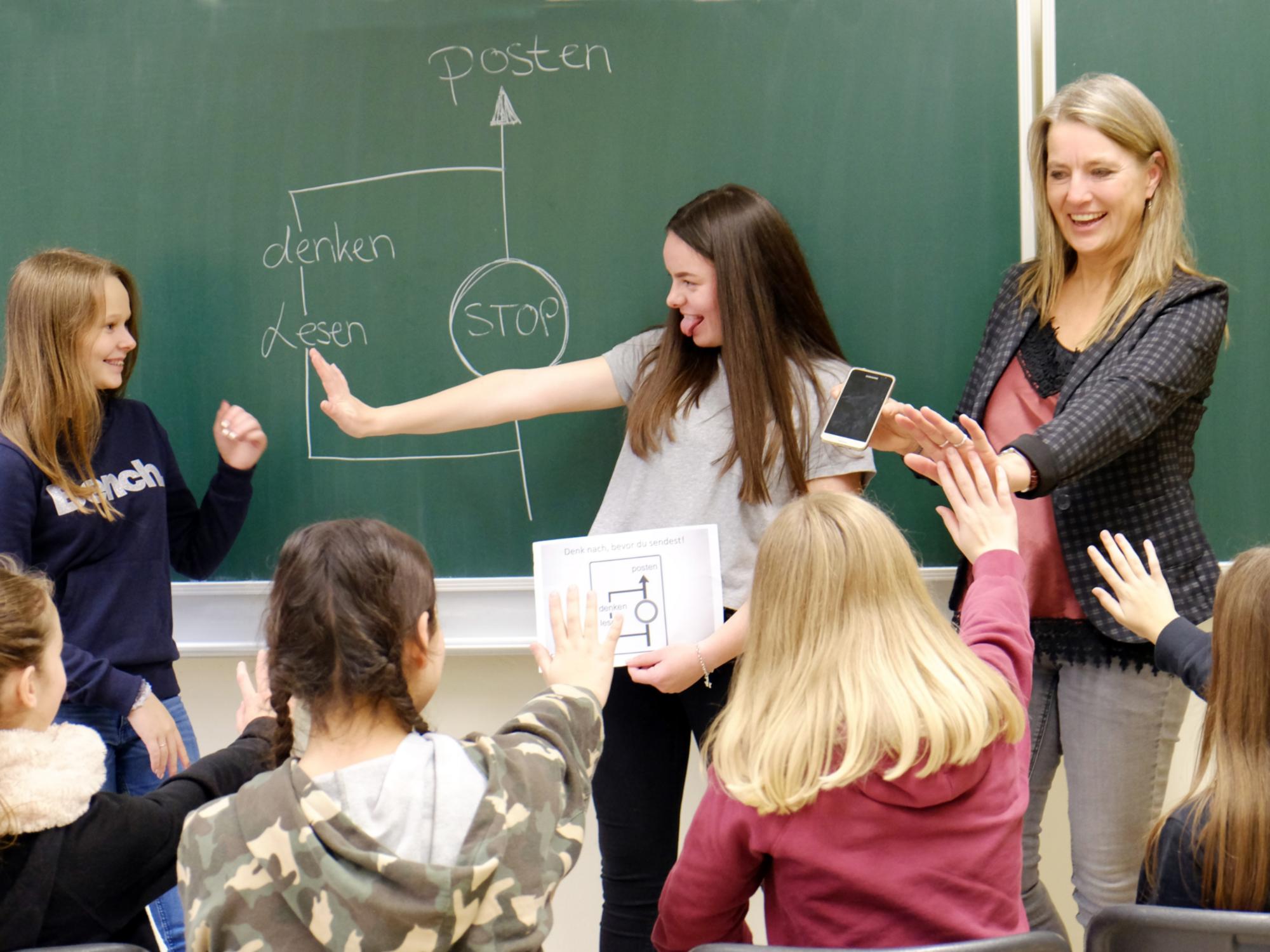 Medienunterricht an der Bischöflichen St.-Angela- Schule in Düren. (c) Bistum Aachen / Ute Haupts