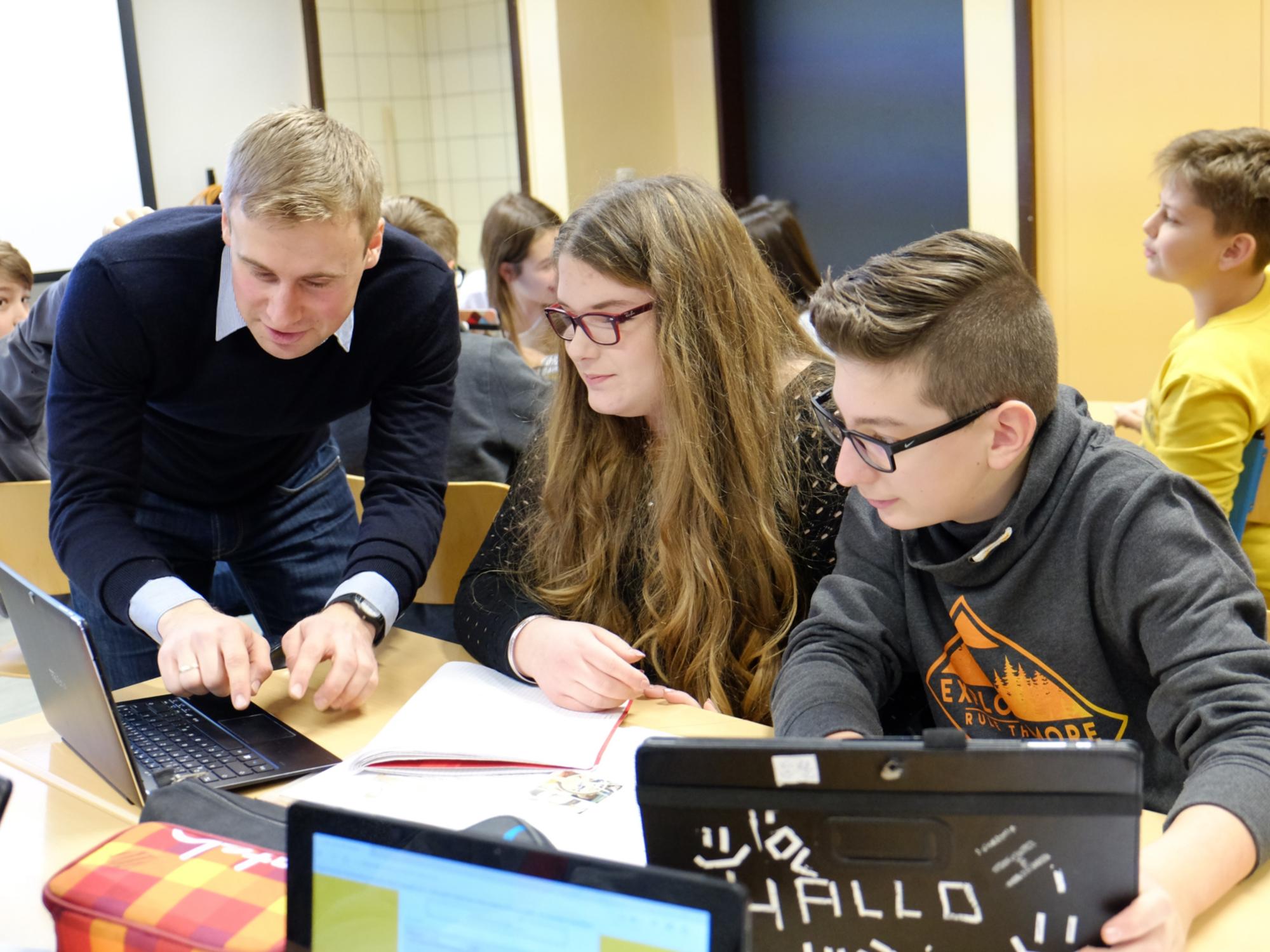 Die Lehrerinnen und Lehrer müssen die Schülerinnen und Schüler auch in der Handhabung der Rechner unterstützen. (c) Bistum Aachen / Ute Haupts