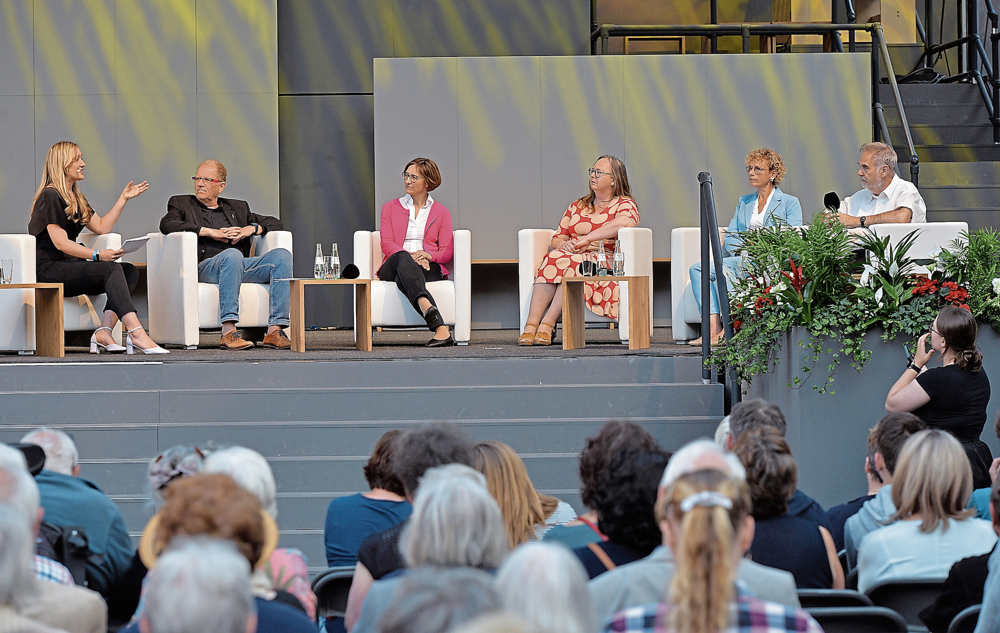 Hochkarätig besetzt war das Podium zur Frage: Was weiß ich, was ich glaube? Dompropst Rolf-Peter Cremer (v. r.), Angela Reinders als Leiterin der Bischöflichen Akademie, Theologin Annett Giercke-Ungermann, Prorektorin der katho Barbara Schermaier-Stöckl und FH-Rektor Bernd Pietschmann im Gespräch mit Moderatorin Ines Kubat.