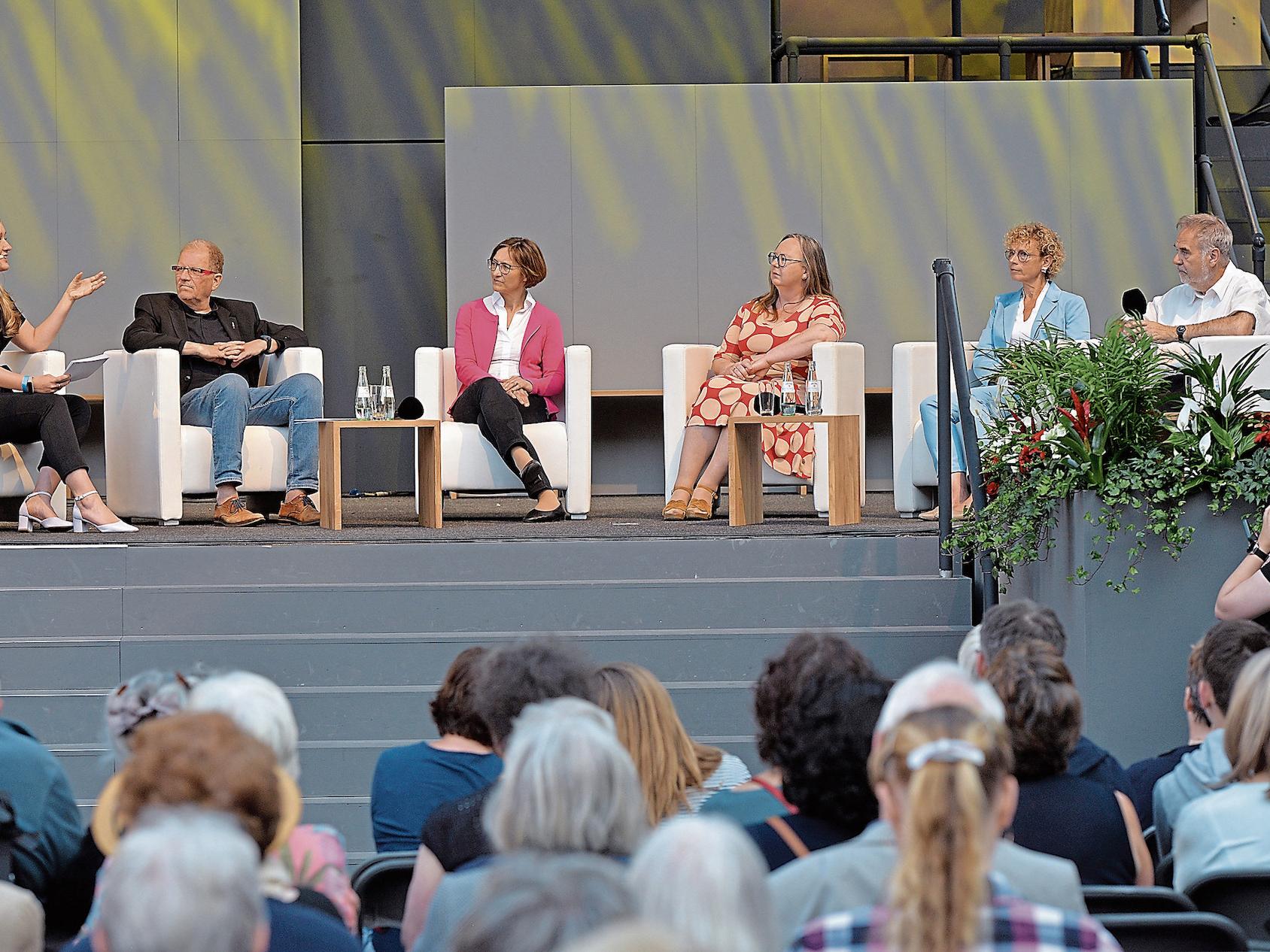 Hochkarätig besetzt war das Podium zur Frage: Was weiß ich, was ich glaube? Dompropst Rolf-Peter Cremer (v. r.), Angela Reinders als Leiterin der Bischöflichen Akademie, Theologin Annett Giercke-Ungermann, Prorektorin der katho Barbara Schermaier-Stöckl und FH-Rektor Bernd Pietschmann im Gespräch mit Moderatorin Ines Kubat.