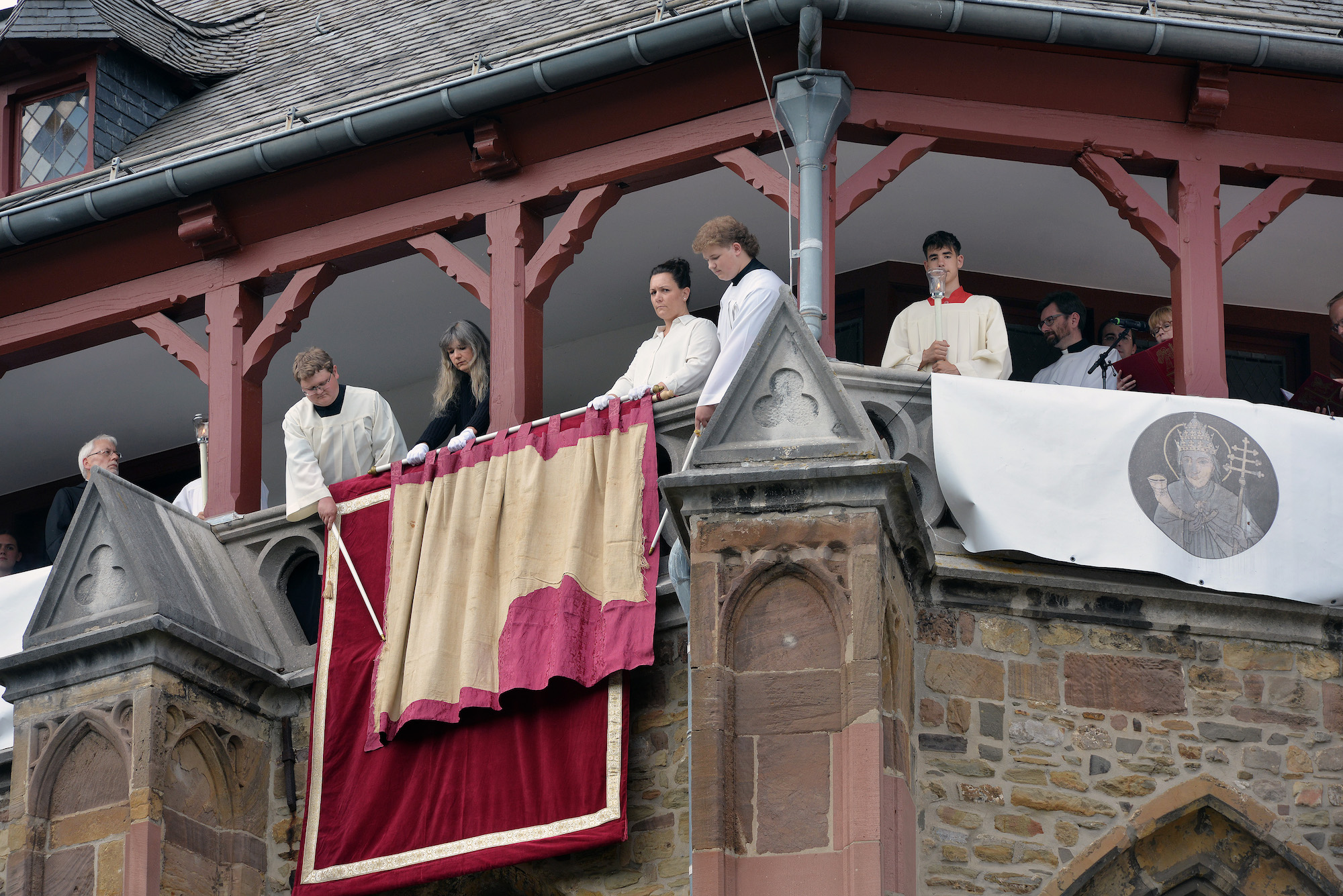 Die Heiligtümer, hier das Schürztuch, werden von der Balustrade aus gezeigt.