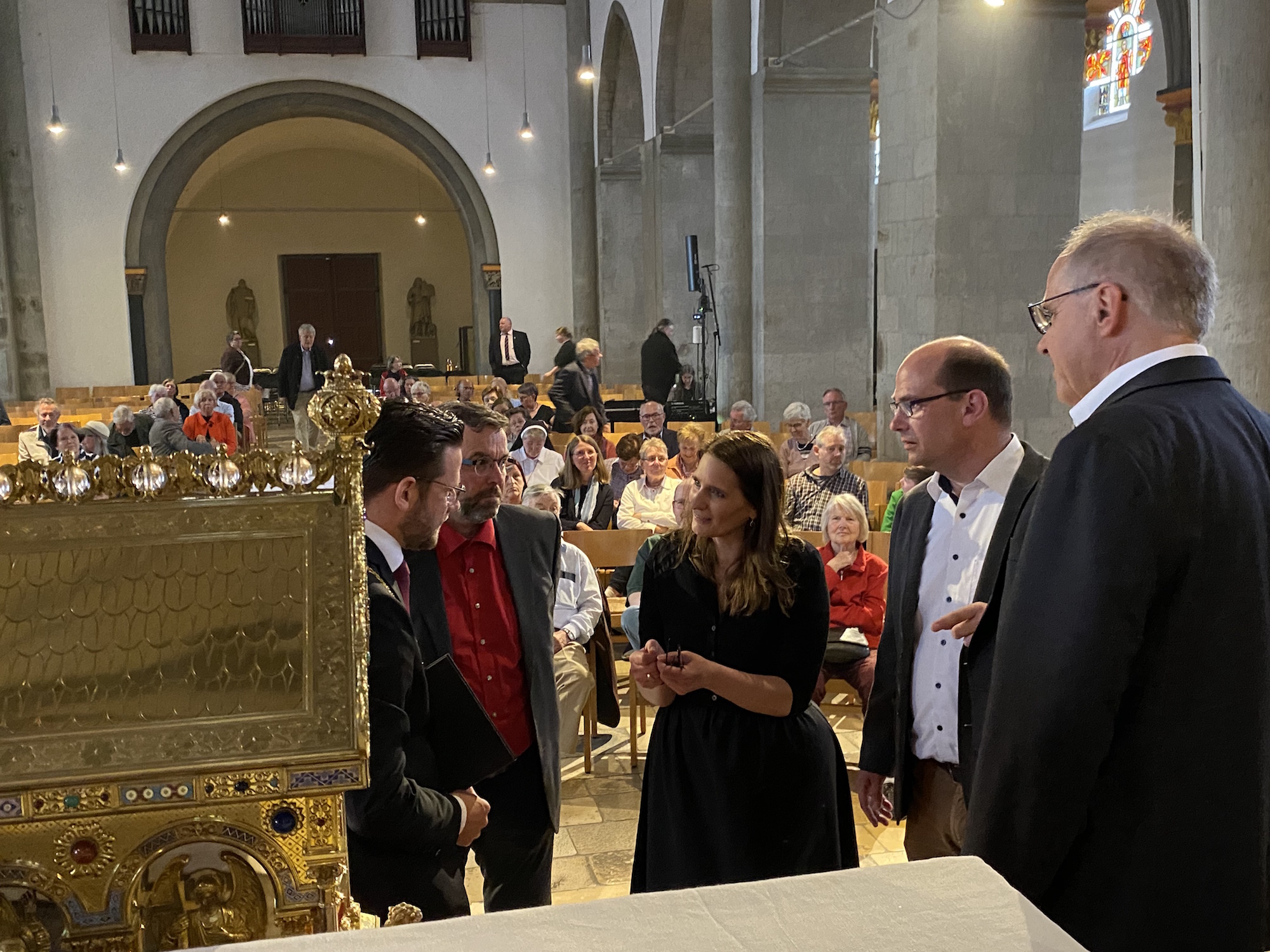 Charlotte Lorenz spricht mit Oberbürgermeister Felix Heinrichs (l.), Peter Blättler und Christoph Rütten (v. r.) den Ablauf durch.