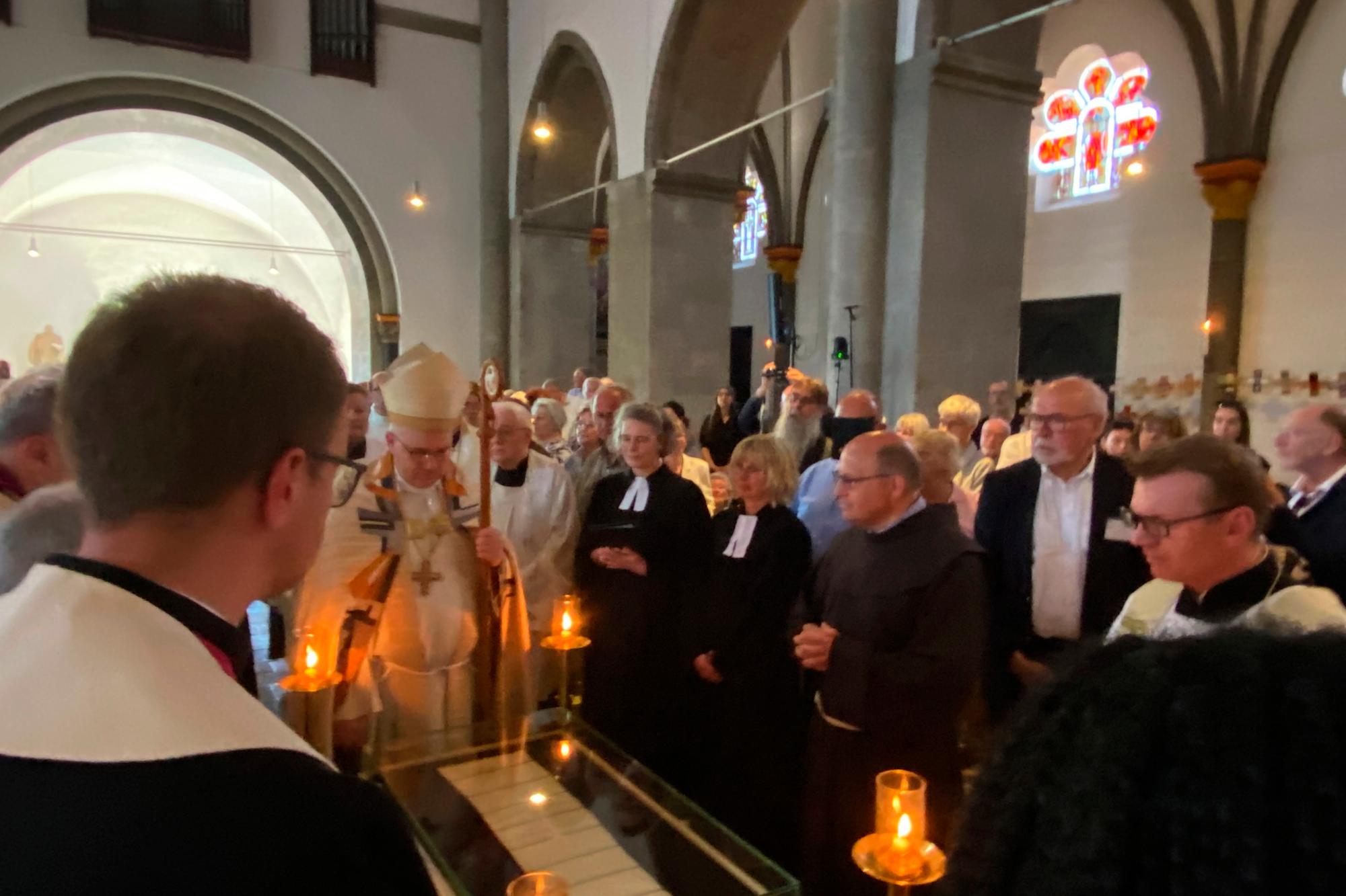 Seite an Seite mit den evangelischen Glaubensgeschwistern: Bischof Helmut Dieser vor der Vitrine mit der Reliquie der Heiligtumsfahrt in Mönchengladbach.