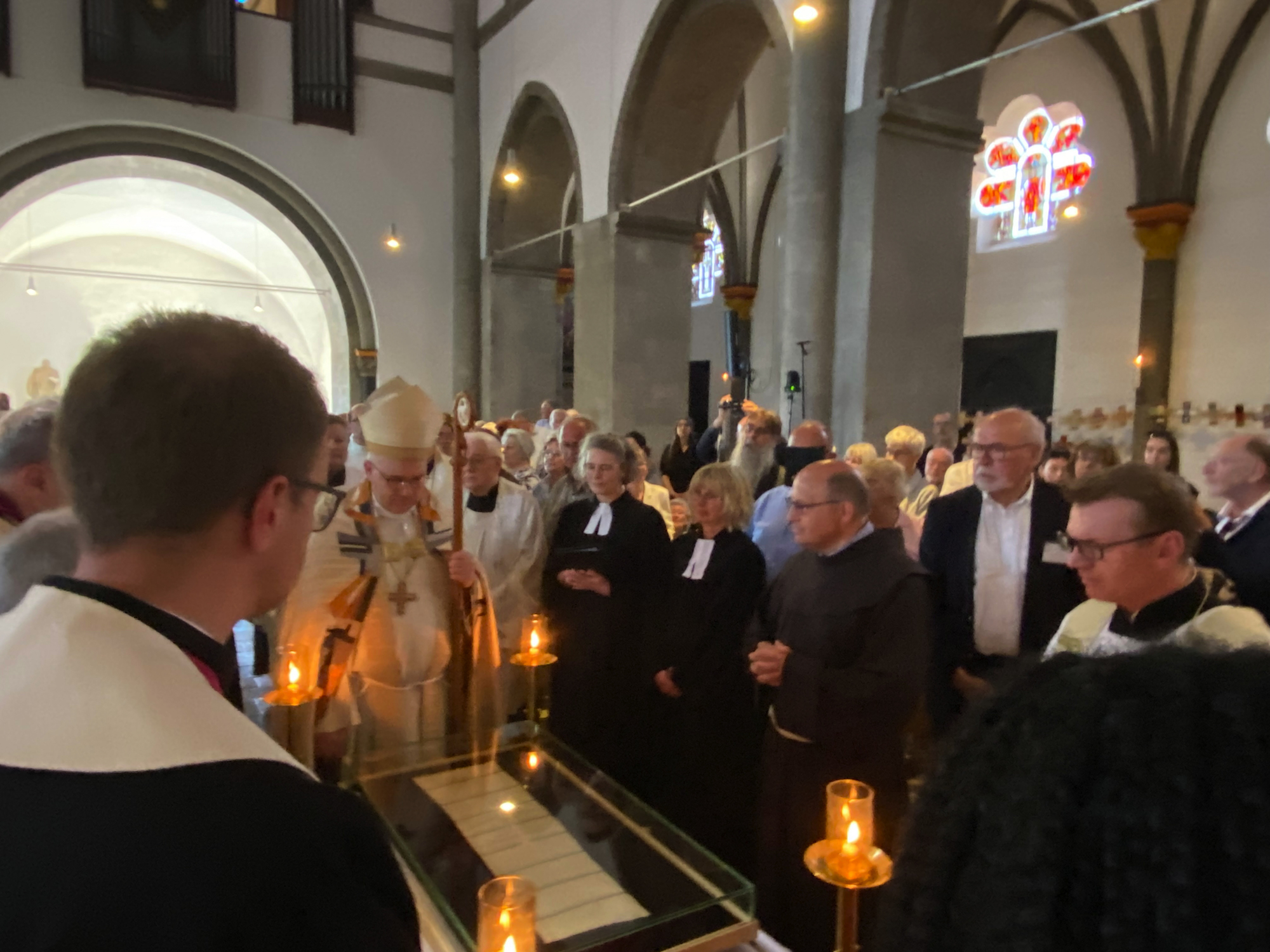 Seite an Seite mit den evangelischen Glaubensgeschwistern: Bischof Helmut Dieser vor der Vitrine mit der Reliquie der Heiligtumsfahrt in Mönchengladbach.