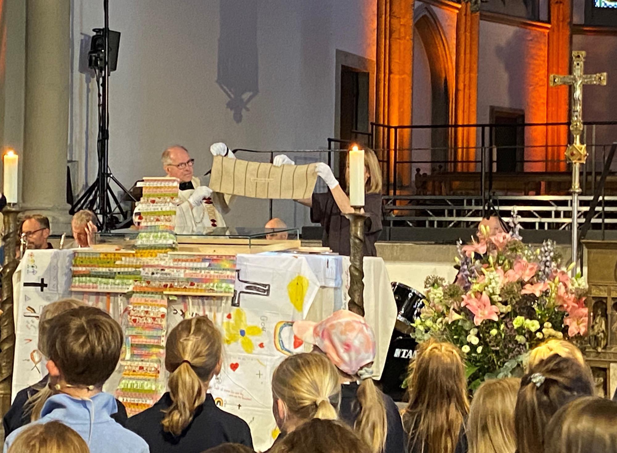 Beim Kinderchortag wurden Tuch und Webkreuz gezeigt.
