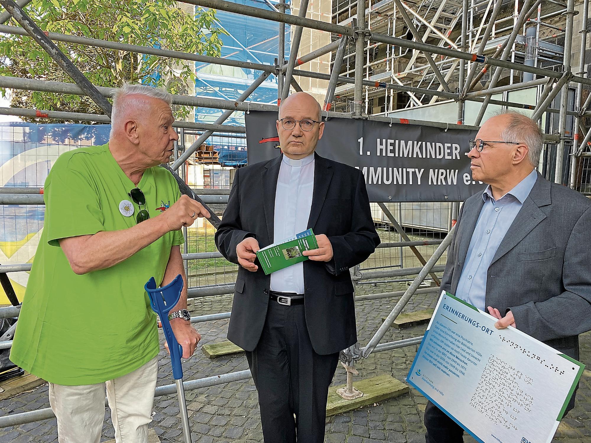 Uwe Werner, Vorsitzender der 1. Community ehemaliger Heimkinder, sprach mit Bischof Helmut Dieser und Münsterpropst Peter Blättler (v. l.).