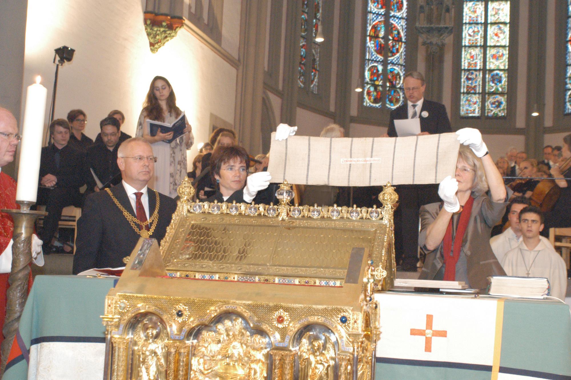 2014 wurde das Stück Tuch zum letzten Mal aus dem goldenen Schrein herausgenommen und der Öffentlichkeit präsentiert. Nach neun Jahren wird es am 28. Mai wieder soweit sein.