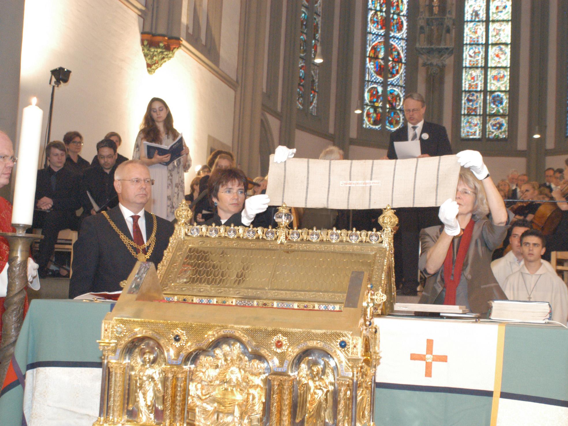 2014 wurde das Stück Tuch zum letzten Mal aus dem goldenen Schrein herausgenommen und der Öffentlichkeit präsentiert. Nach neun Jahren wird es am 28. Mai wieder soweit sein.