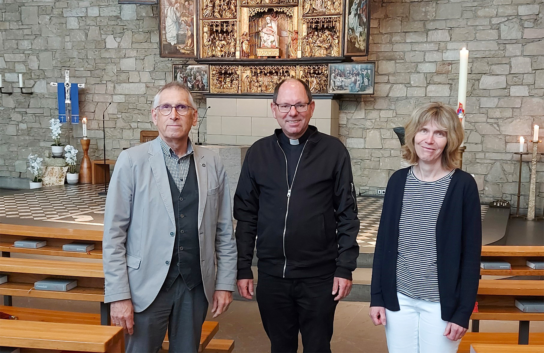 Die Wallfahrtsbeauftragte Alice Toporowsky und der Vorsitzende des Fördervereins Peter Cremer flankieren Pfarrer Kurt Josef Wecker.
