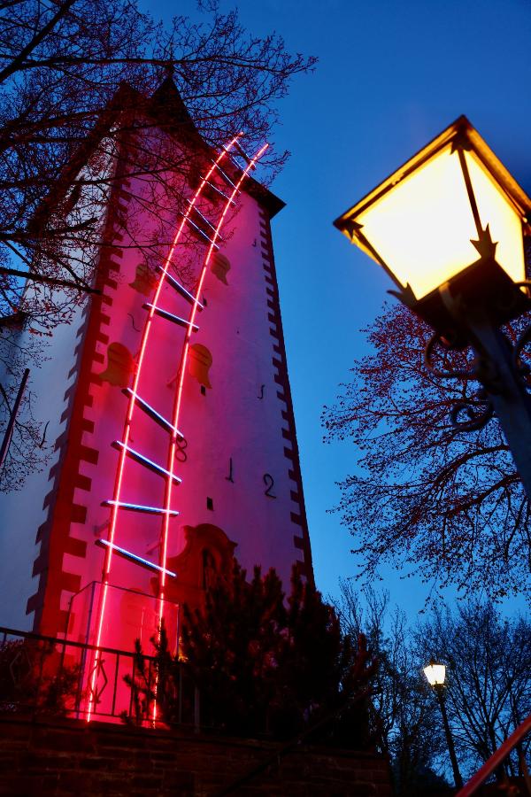 Seit dem 26. April ist die Himmelsleiter am Turm der Tondorfer Kirche in den Morgen- und Abendstunden beleuchtet.
