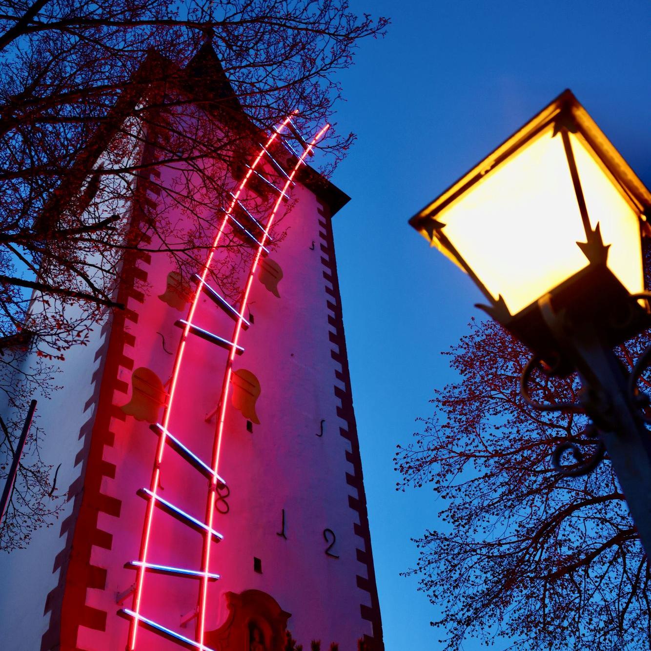 Seit dem 26. April ist die Himmelsleiter am Turm der Tondorfer Kirche in den Morgen- und Abendstunden beleuchtet.