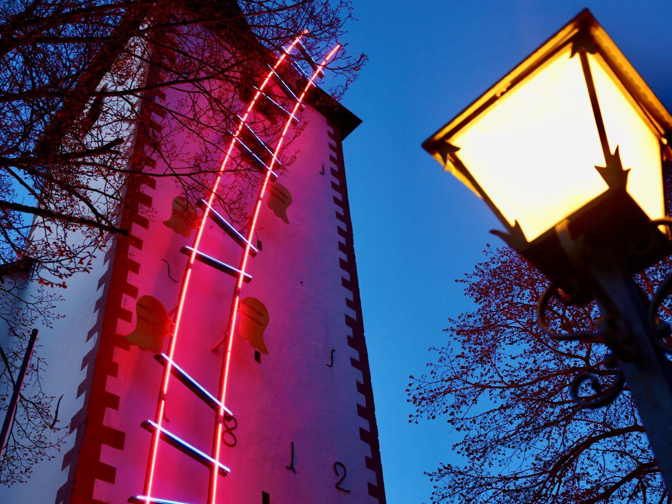 Seit dem 26. April ist die Himmelsleiter am Turm der Tondorfer Kirche in den Morgen- und Abendstunden beleuchtet.