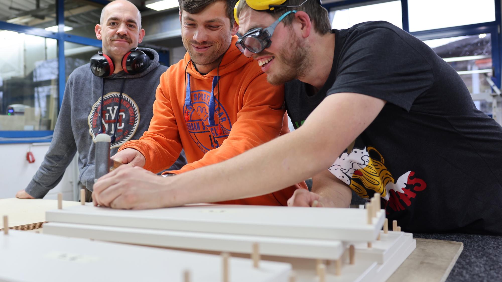 HolzwerkstattMaßarbeit: In der Holzwerkstatt der Rurtalwerkstätten werden unter anderem Küchen und Wickelkommoden für Kitas produziert.