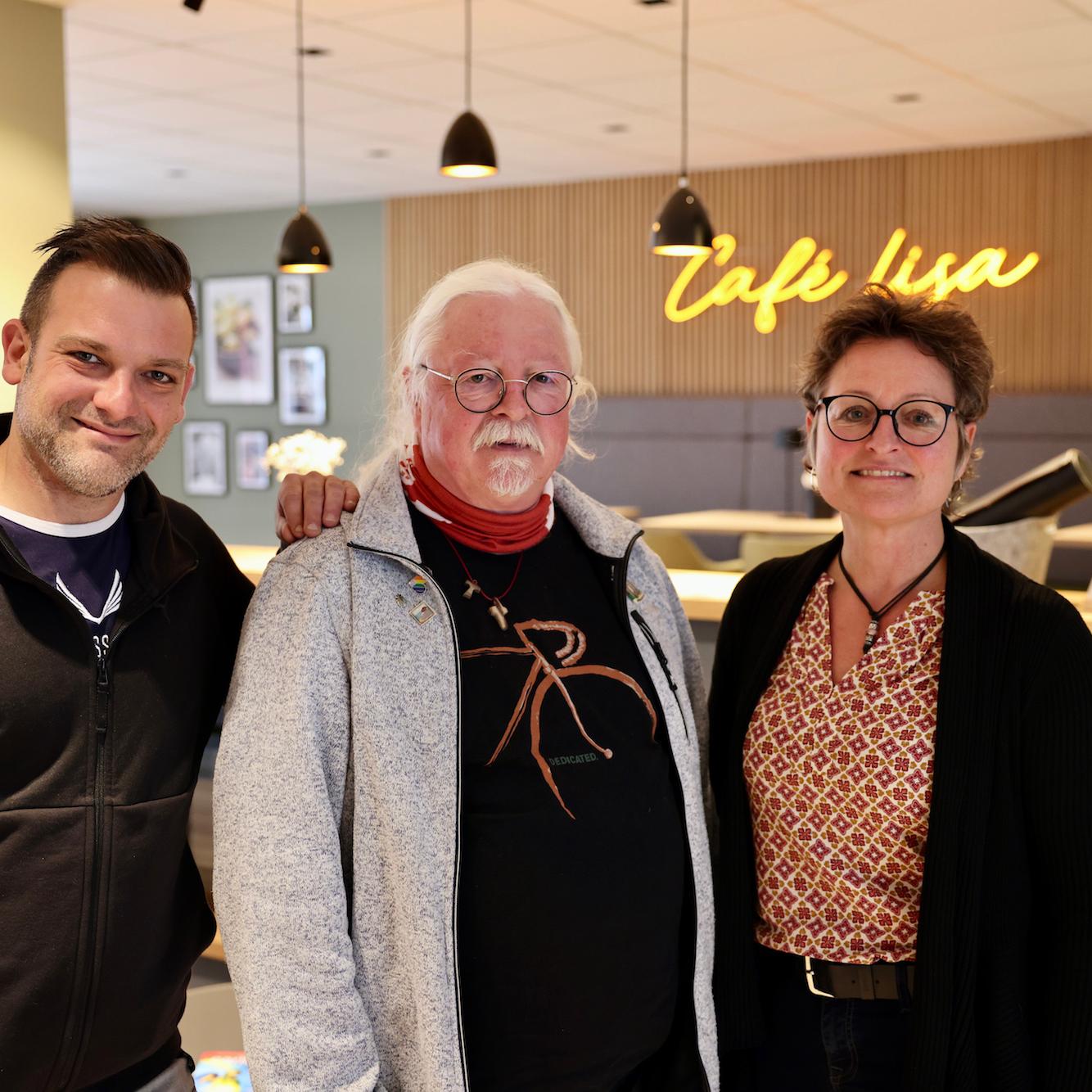 Patrick Pickart (l.) und Tine Quast bereiten Ehrenamtler wie Hermann-Josef Peters vor.