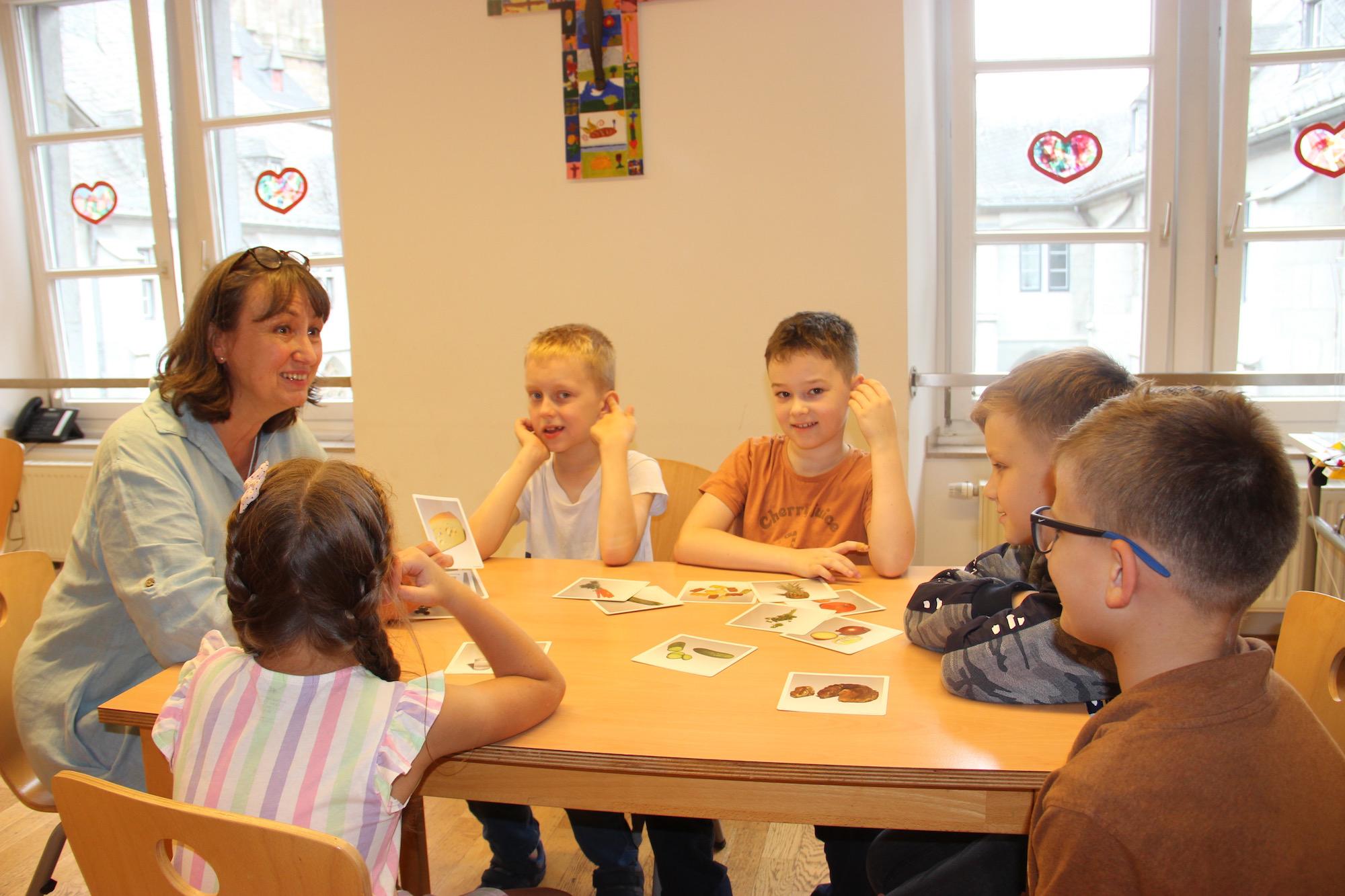 Zwei Mal in der Woche lernen die Kinder mit Gabriele Crott gemeinsam in der Gruppe.