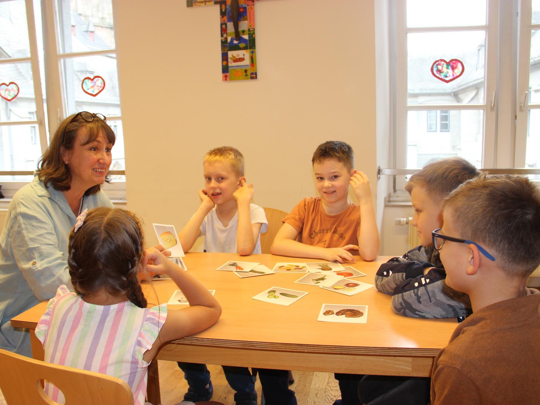 Zwei Mal in der Woche lernen die Kinder mit Gabriele Crott gemeinsam in der Gruppe.