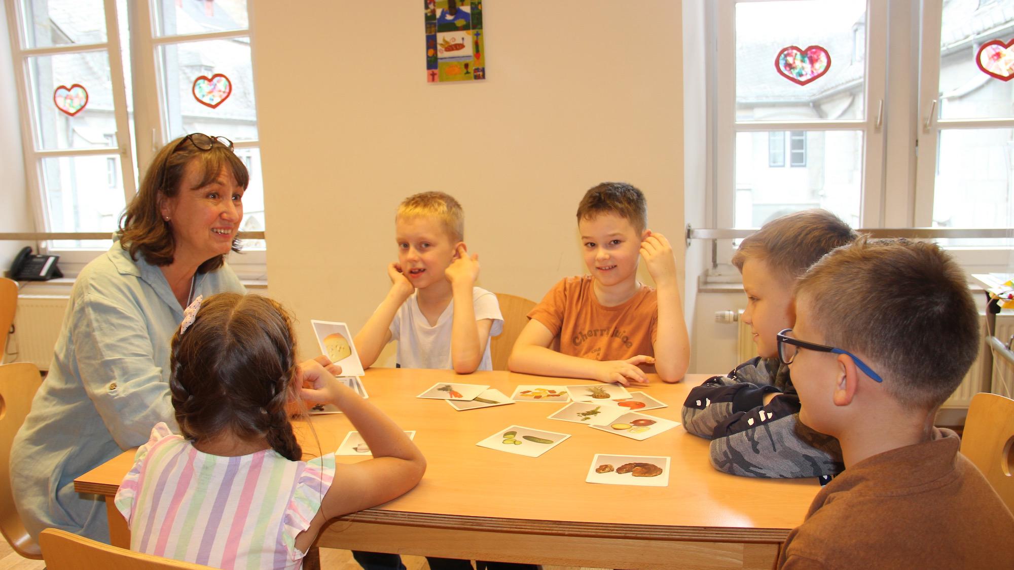 Zwei Mal in der Woche lernen die Kinder mit Gabriele Crott gemeinsam in der Gruppe.