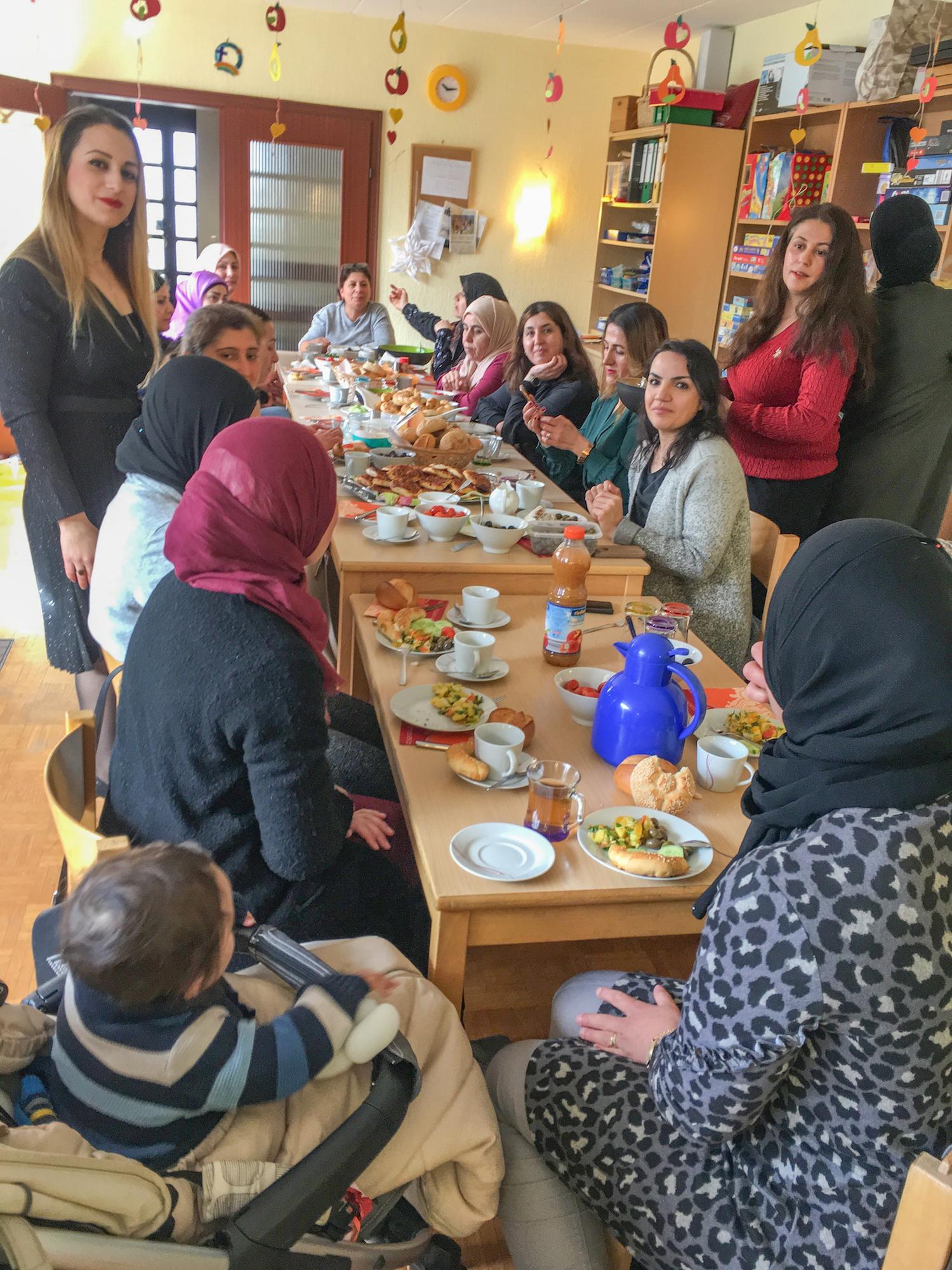 Regelmäßig wird für die Mütter ein internationales Frauenfrühstück angeboten.