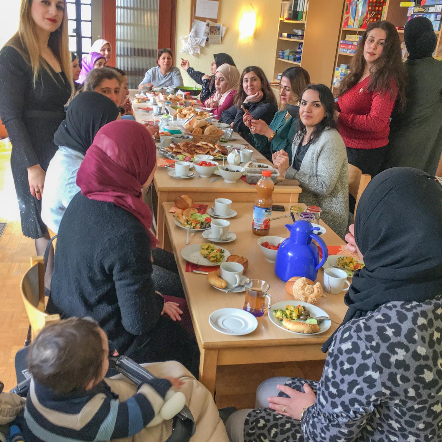 Regelmäßig wird für die Mütter ein internationales Frauenfrühstück angeboten.