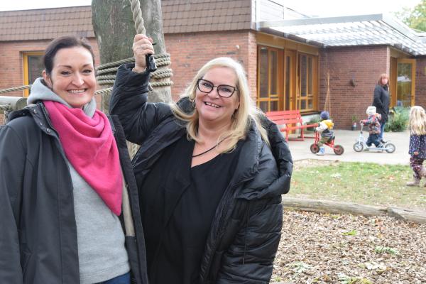Judith Graaf (l.) und Jutta Schäfer stehen in der Kindertagesstätte St. Peter für Inklusion.