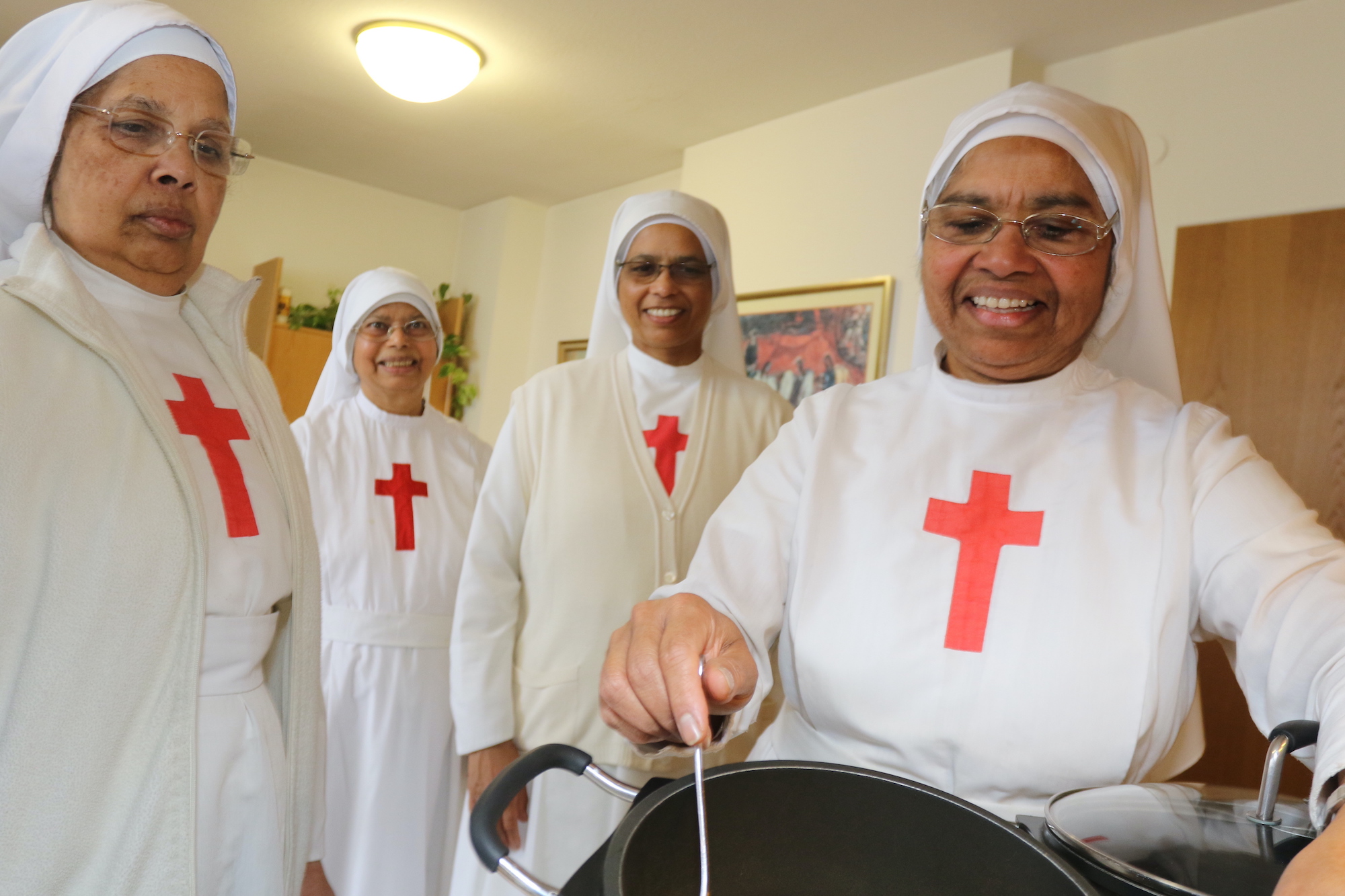 In der Küche der Dürener Kamillianerinnen werden Heiligabend Gerichte aus Indien gekocht und in Gemeinschaft gegessen.