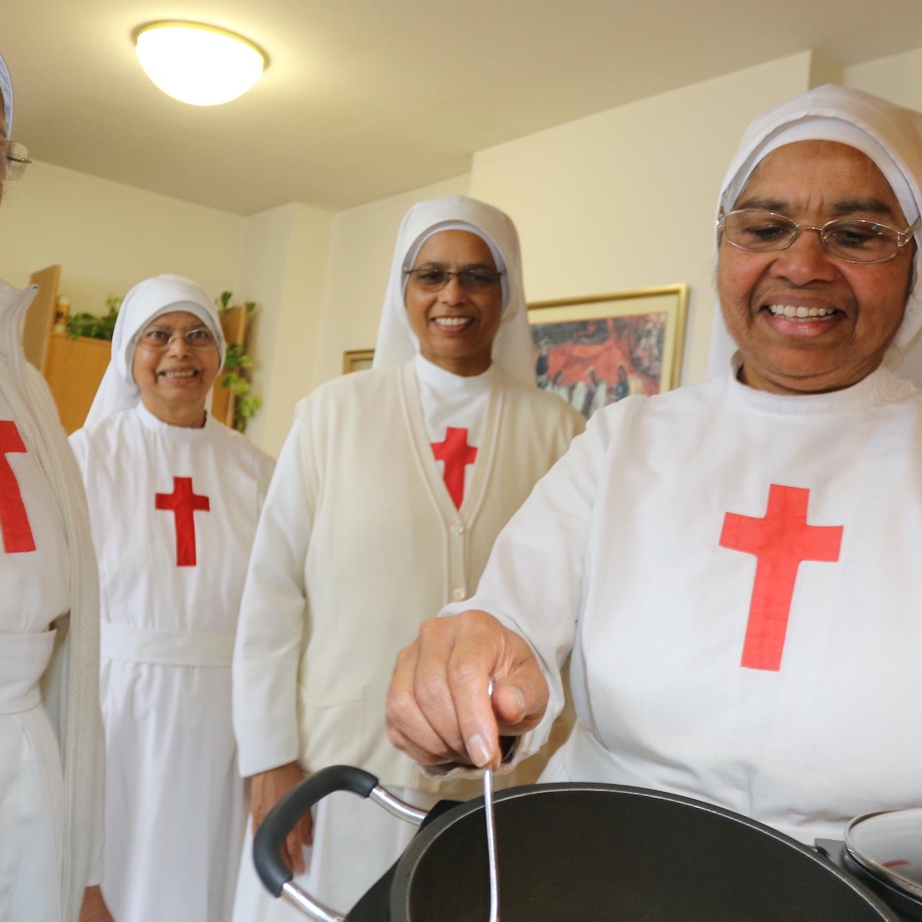 In der Küche der Dürener Kamillianerinnen werden Heiligabend Gerichte aus Indien gekocht und in Gemeinschaft gegessen.