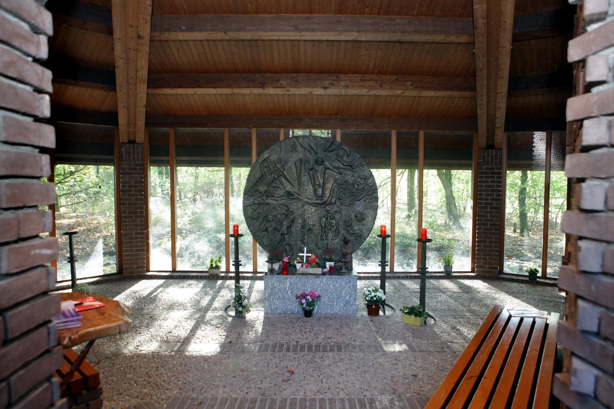 Die verglaste Rückwand der Kapelle lenkt den Blick der Besucher direkt in die Natur.