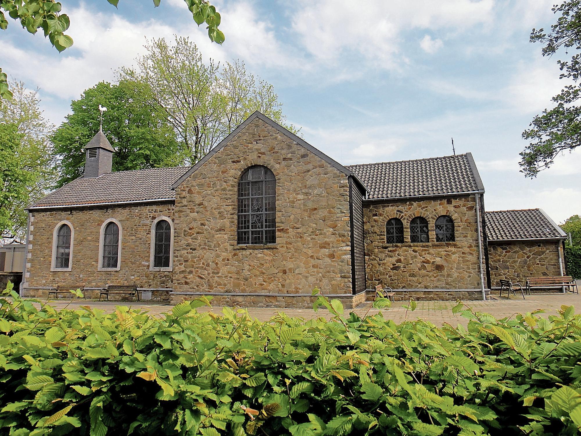 Über die Jahrhunderte ist aus dem  ursprünglichen Kapellchen eine kleine Kreuzkirche geworden. Neben Gottesdiensten finden hier unter anderem alle zwei Monate Filmabende statt.