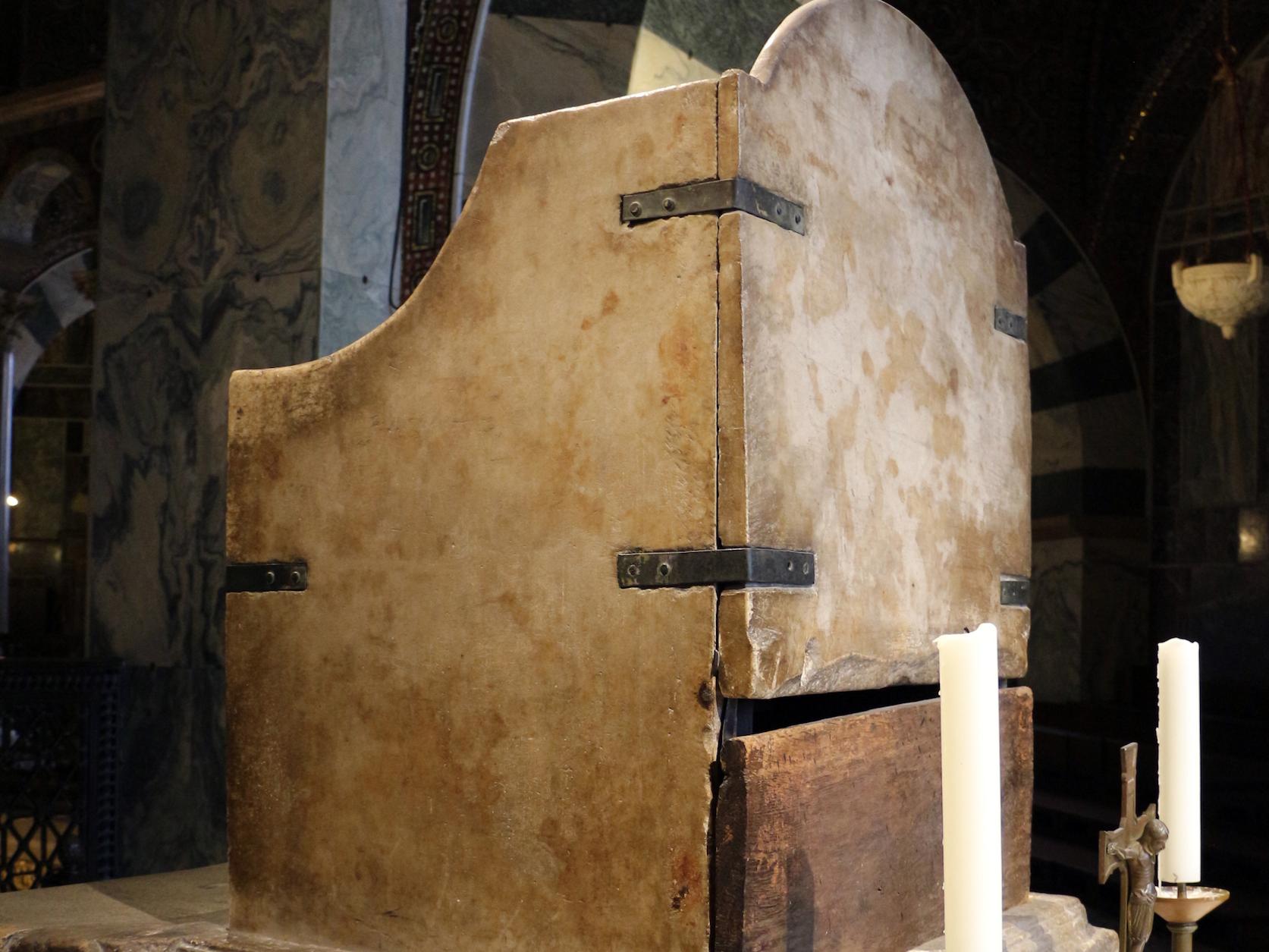 Sollte ein Königsthron nicht etwas mehr Prunk zeigen? Stattdessen zeichnen das Objekt im Aachener Dom grob zugehauener Marmor, schlecht verarbeitete Klammern und schlichte Hölzer aus.