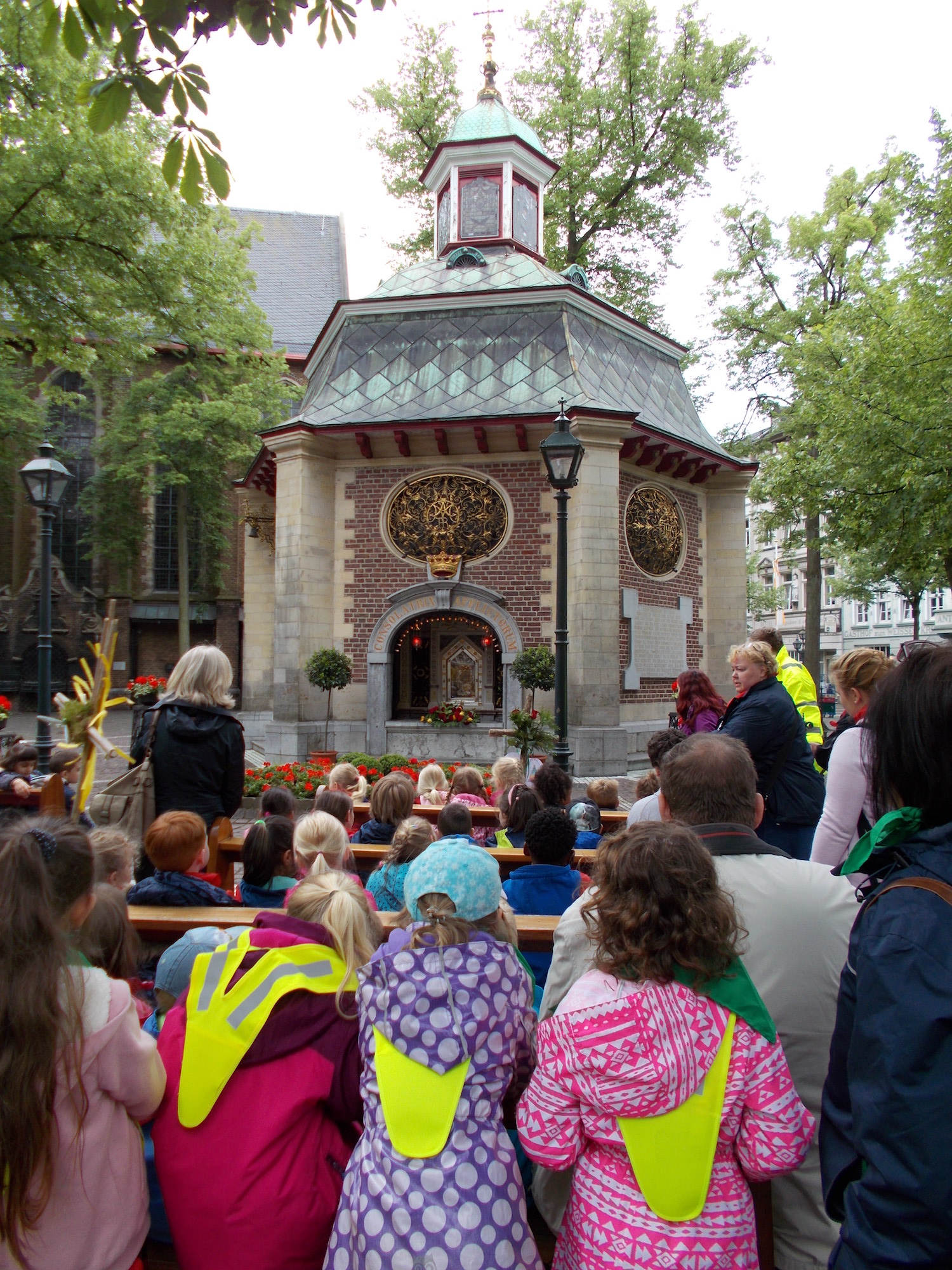 In Kevelaer angekommen, feiert die Gruppe eine kurze Andacht vor der Gnadenkapelle.