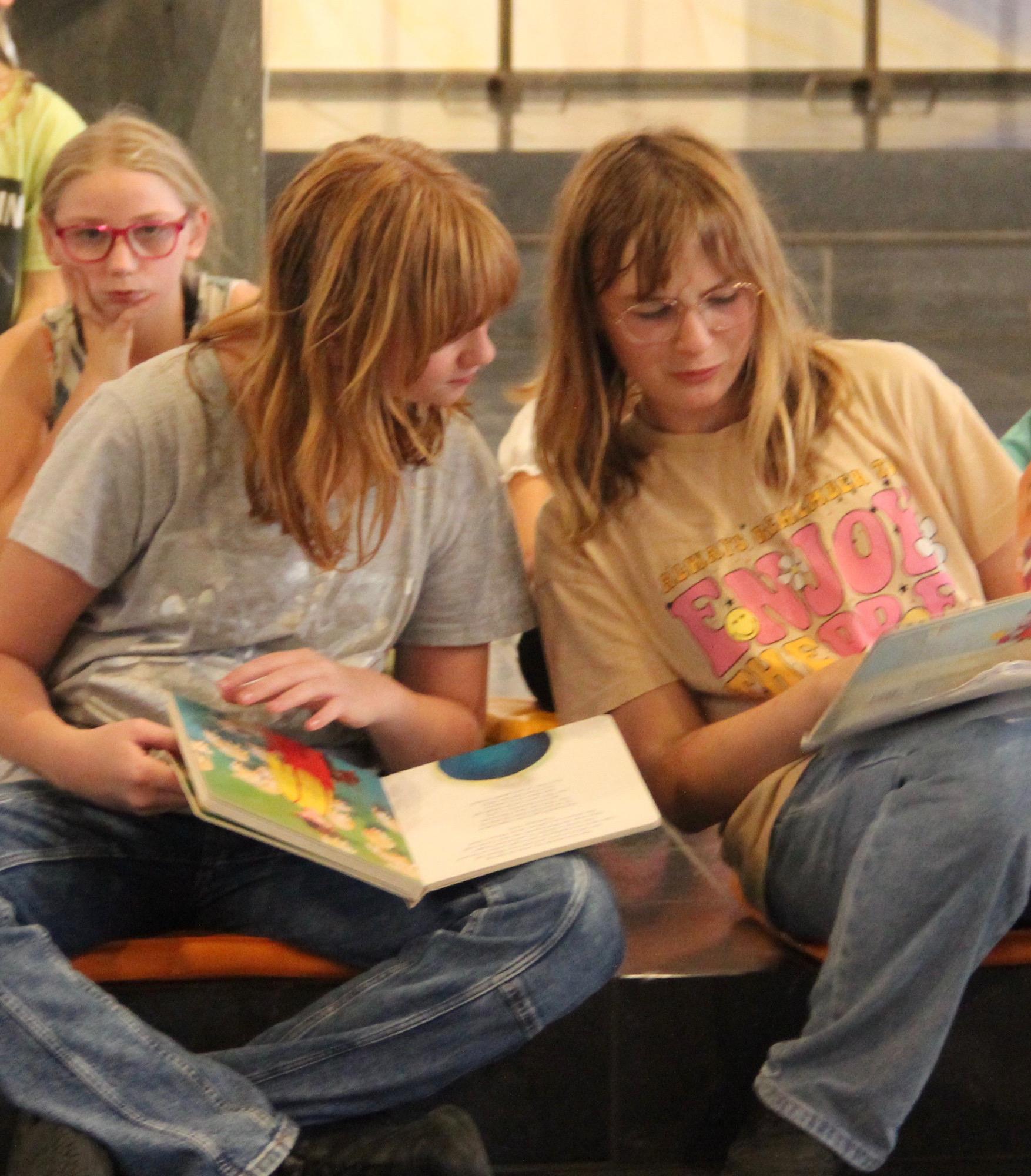 Anna und Paula wollen nicht länger im Kinderzimmer sitzen und nichts tun, sie wollen den Frieden suchen.