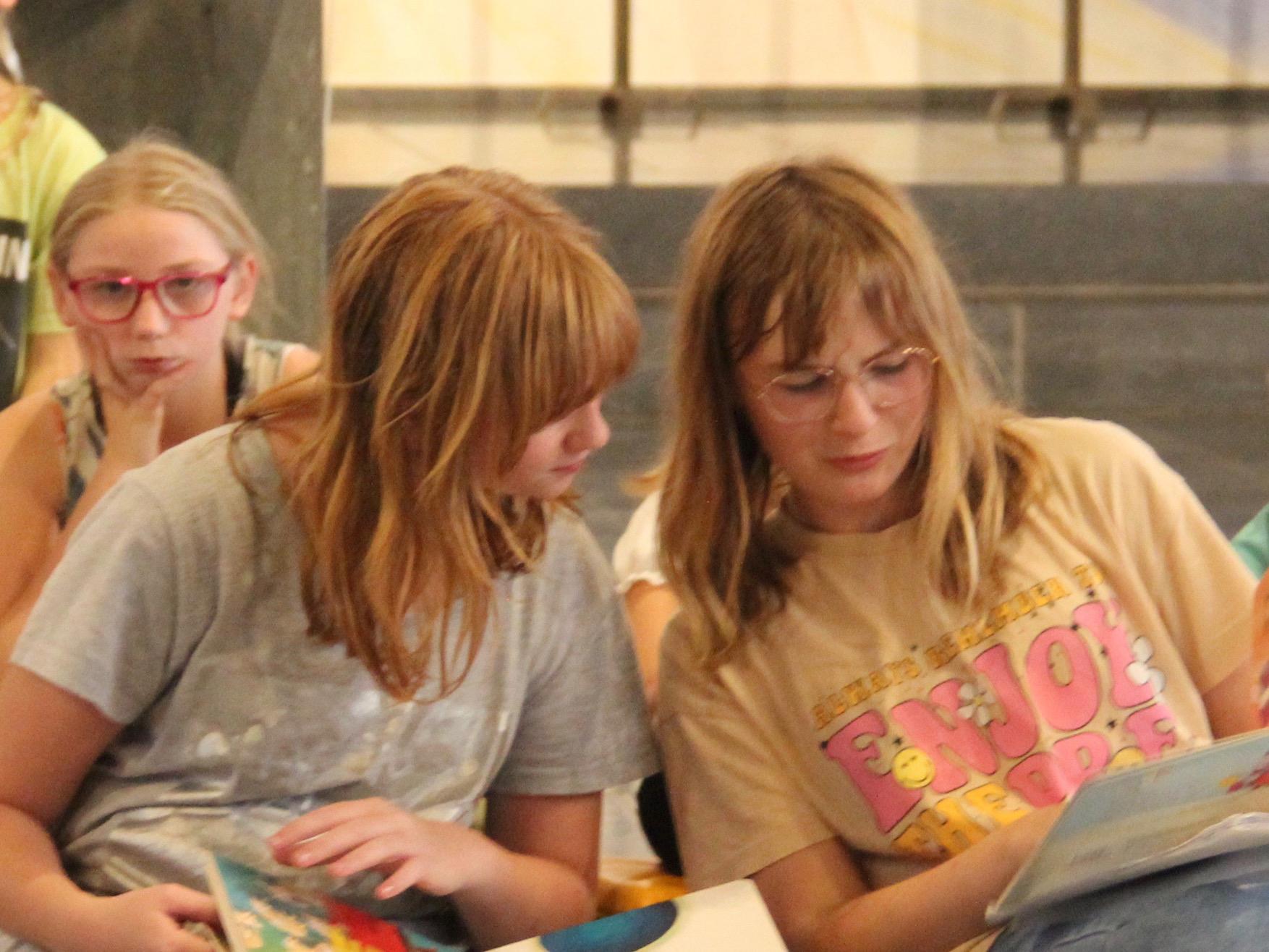 Anna und Paula wollen nicht länger im Kinderzimmer sitzen und nichts tun, sie wollen den Frieden suchen.