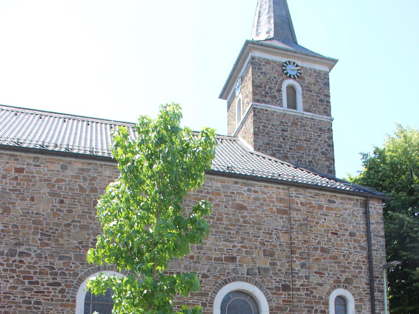 Von außen sieht man der Kirche im „Zweistromland“ zwischen Vichtbach und Hasselbach die Flutfolgen nicht an.