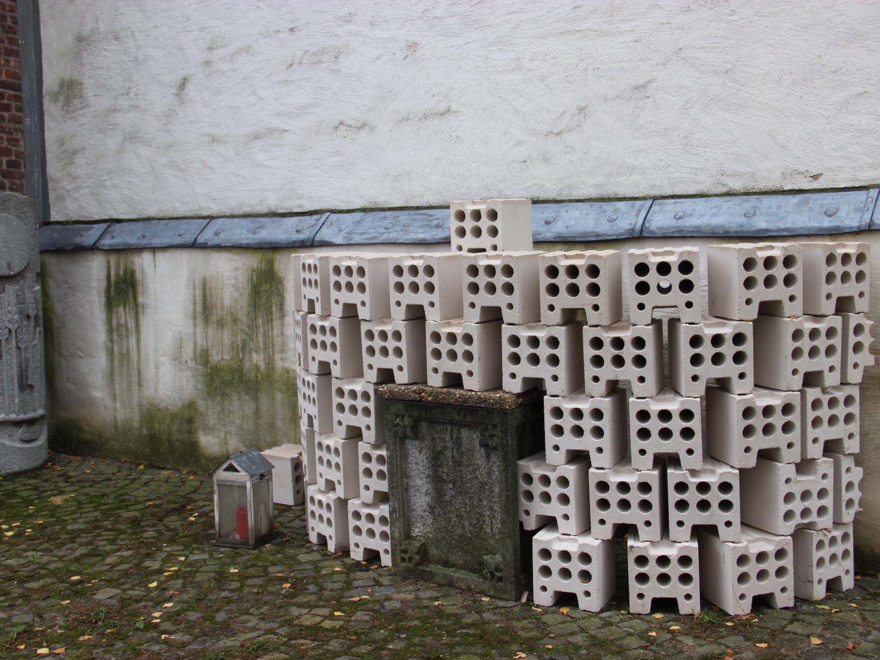 Neben der Kirche St. Martinus lädt eine Klagemauer zur Auseinandersetzung ein und dazu,  Gedanken, Klagen und Bitten zu hinterlassen.