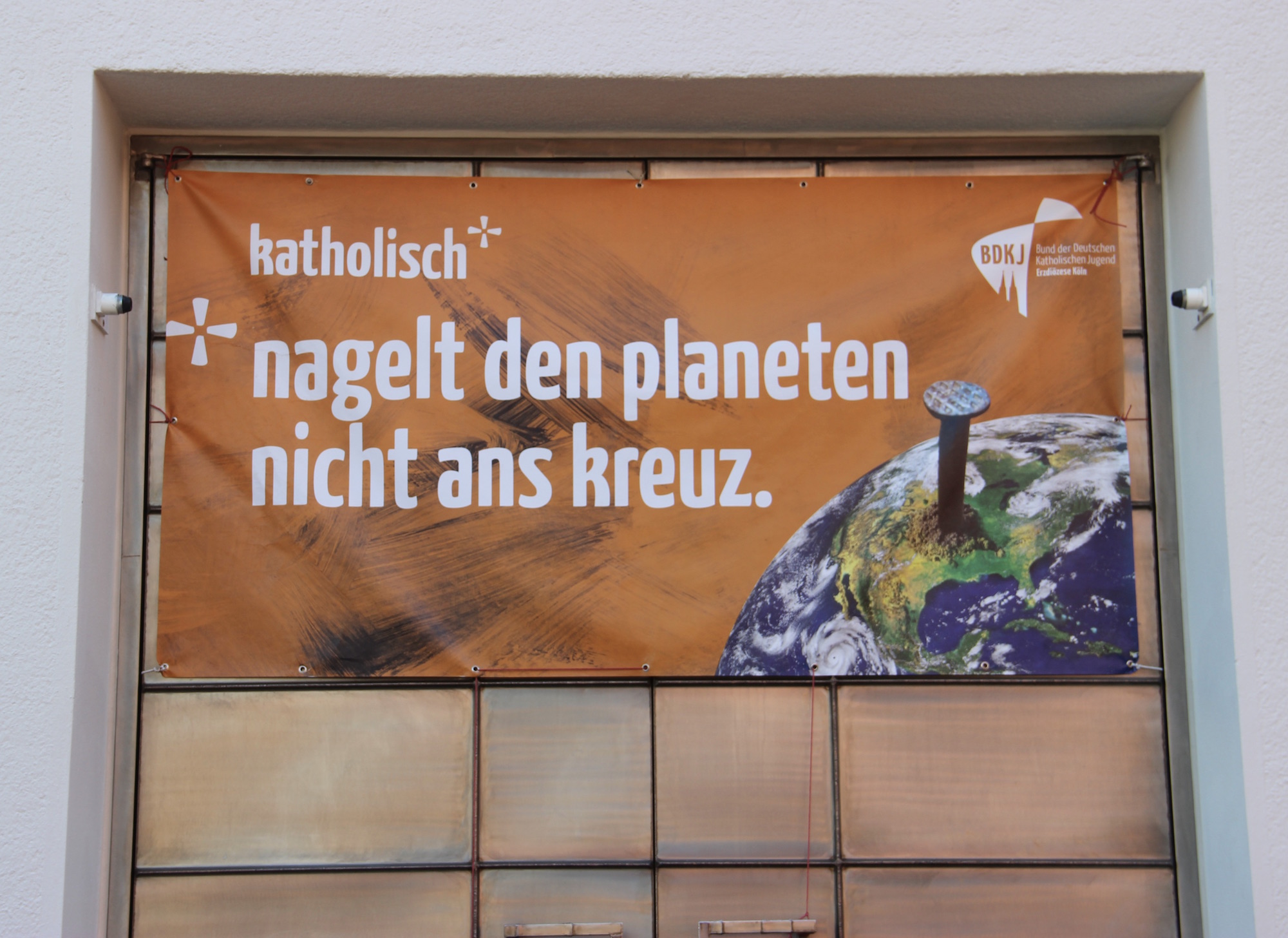 Das Banner zur Aktion  an der Kirchentür von St. Fronleichnam.
