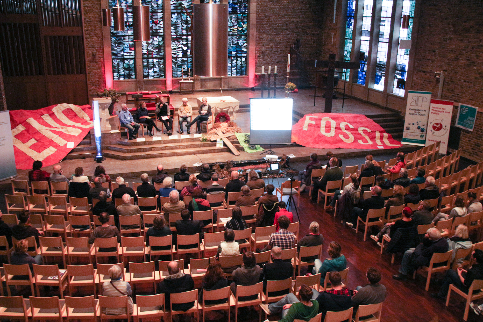 In der Marienkirche stellten sich Andreas Krischer  (v. r.) und Pfarrer Andreas Schlagenhaufer dem Moderator Benedikt Kern mit Saskia und  Bruno Kern als Vertreter von „Christ/-innen und  Soziale Bewegungen“.