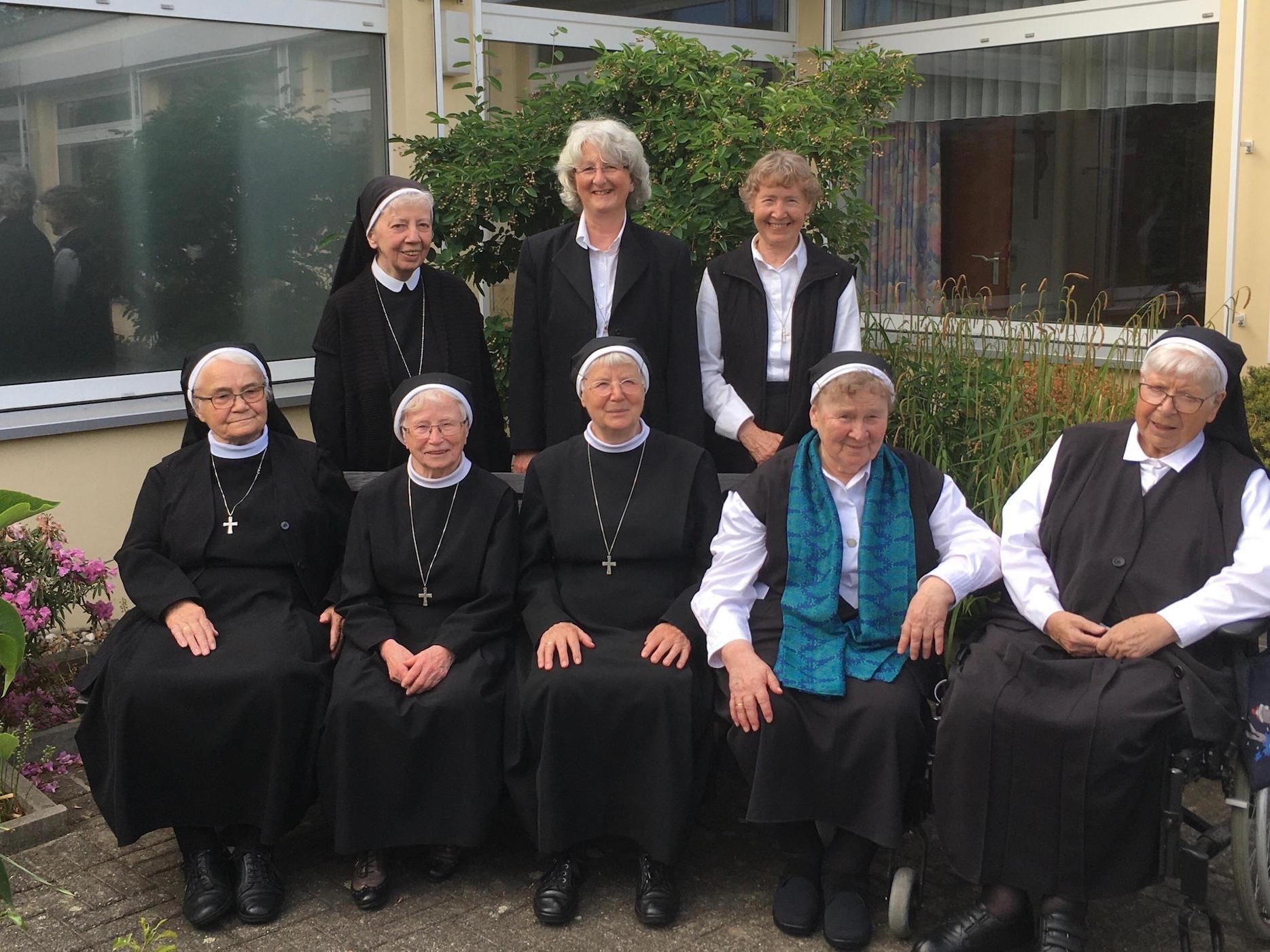 Die Schwestern der Liebe vom kostbaren Blut sind eine kleine, familiäre Gemeinschaft. Hinten in der Mitte Schwester  Magdalena, die den Würselener Konvent leitet.