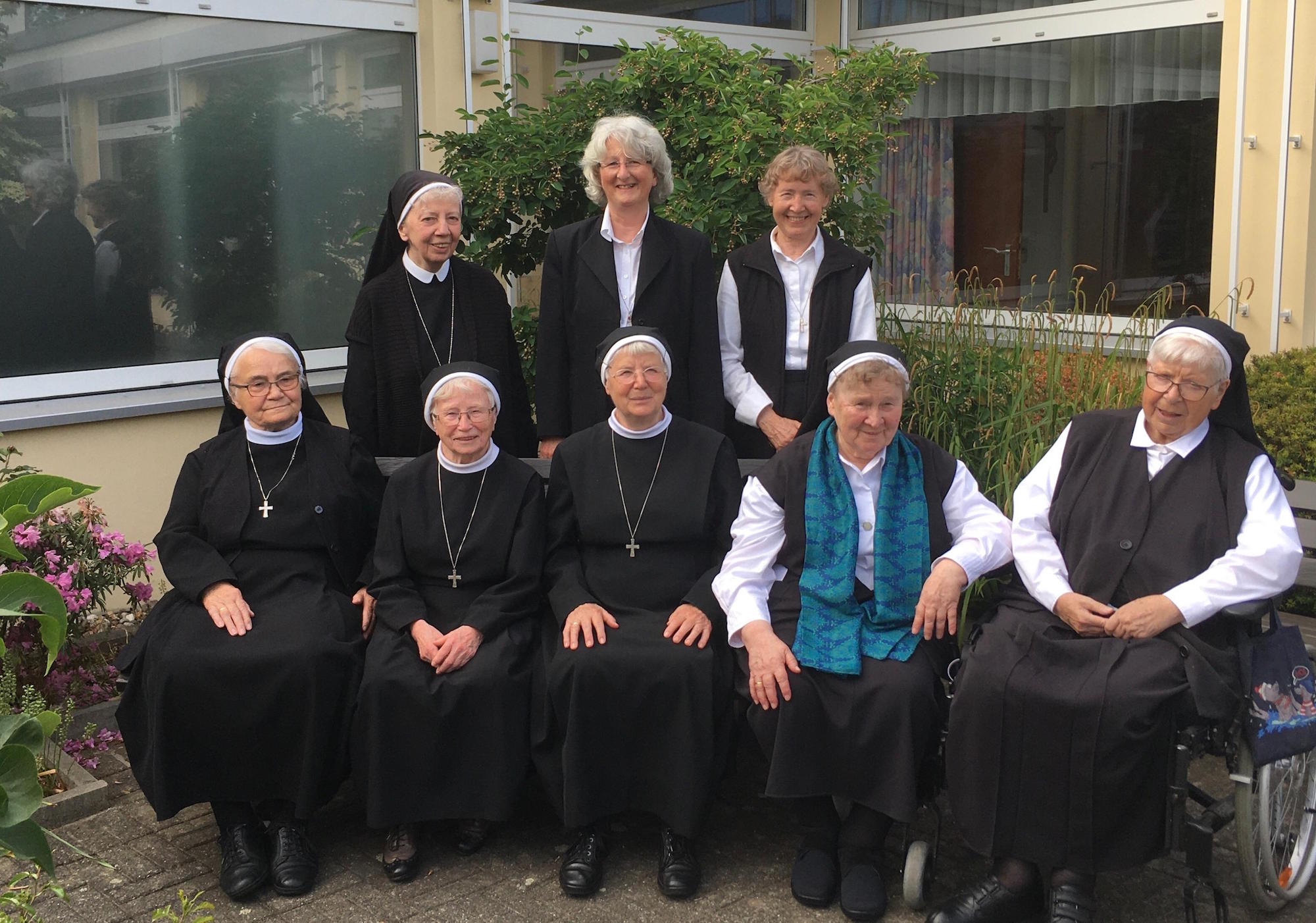 Die Schwestern der Liebe vom kostbaren Blut sind eine kleine, familiäre Gemeinschaft. Hinten in der Mitte Schwester  Magdalena, die den Würselener Konvent leitet.