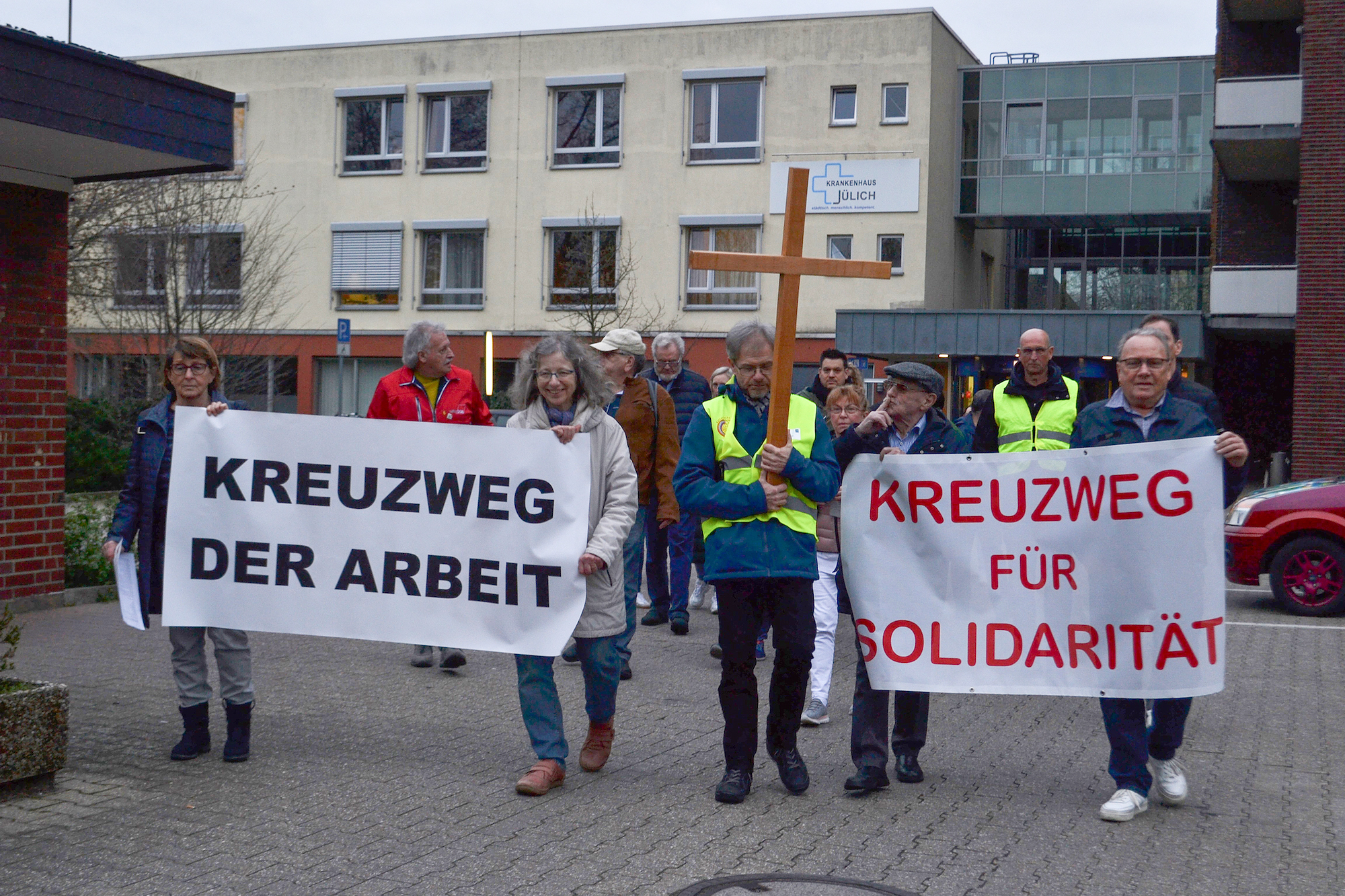 Am Jülicher Krankenhaus setzte sich der Schweigemarsch zur Propsteikirche in Bewegung. (c) Britta Sylvester