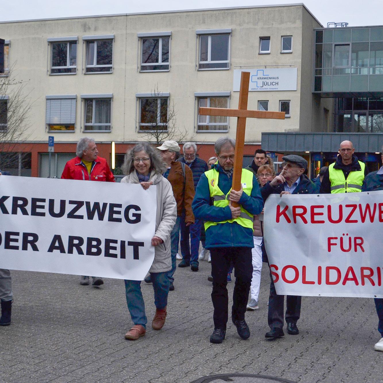 Am Jülicher Krankenhaus setzte sich der Schweigemarsch zur Propsteikirche in Bewegung.