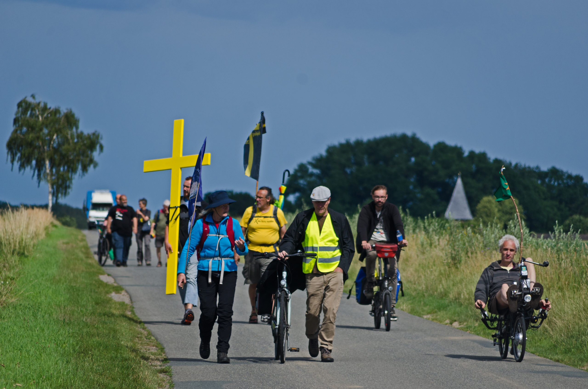 An manchen Tagen schließen  sich bis zu 50 Menschen der  Pilgergruppe auf ihrem Weg an.