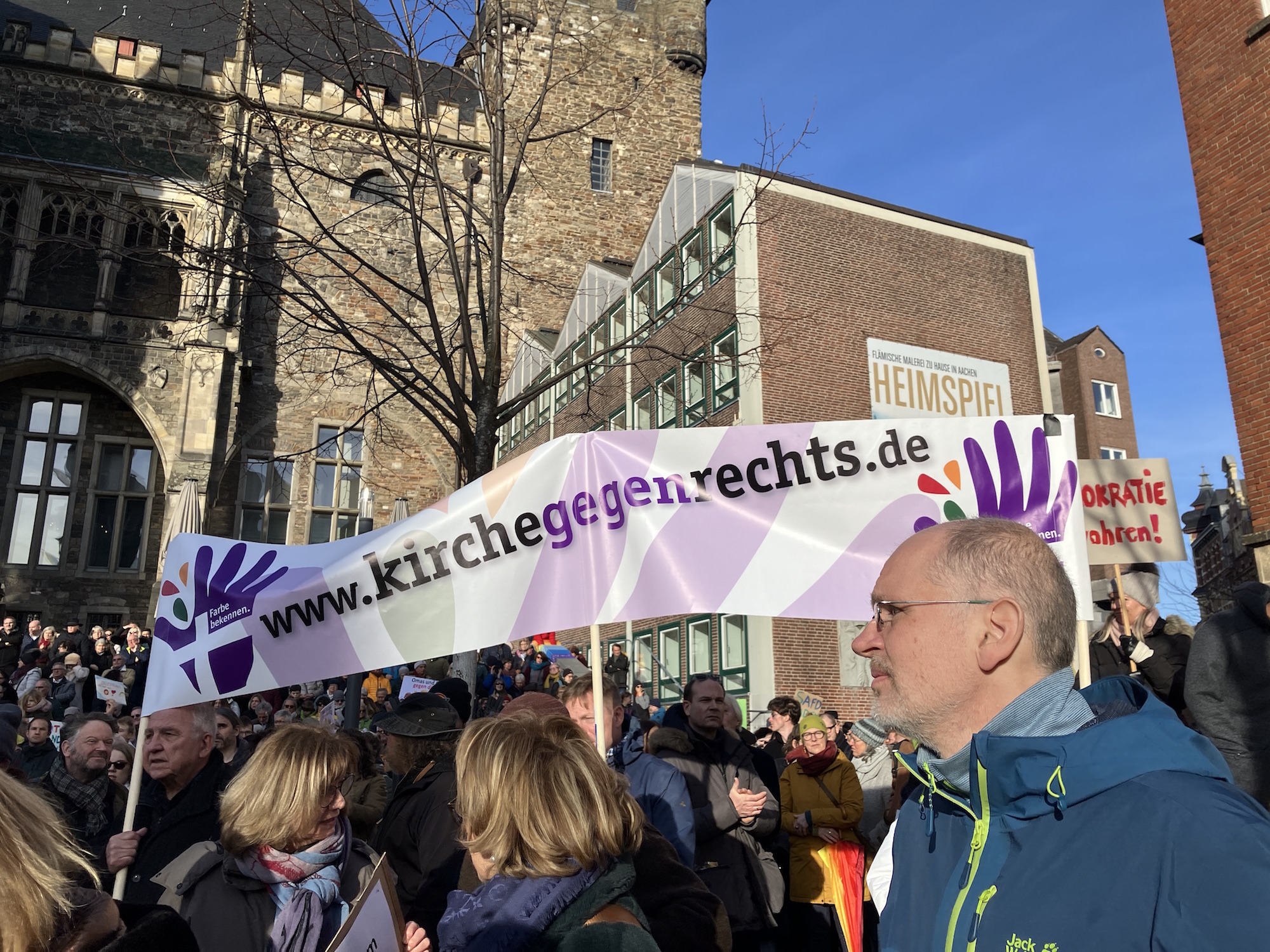 Die Kirchen in Aachen zeigten, wie hier das Bündnis „Kirche gegen Rechts“ sichtbar Flagge.