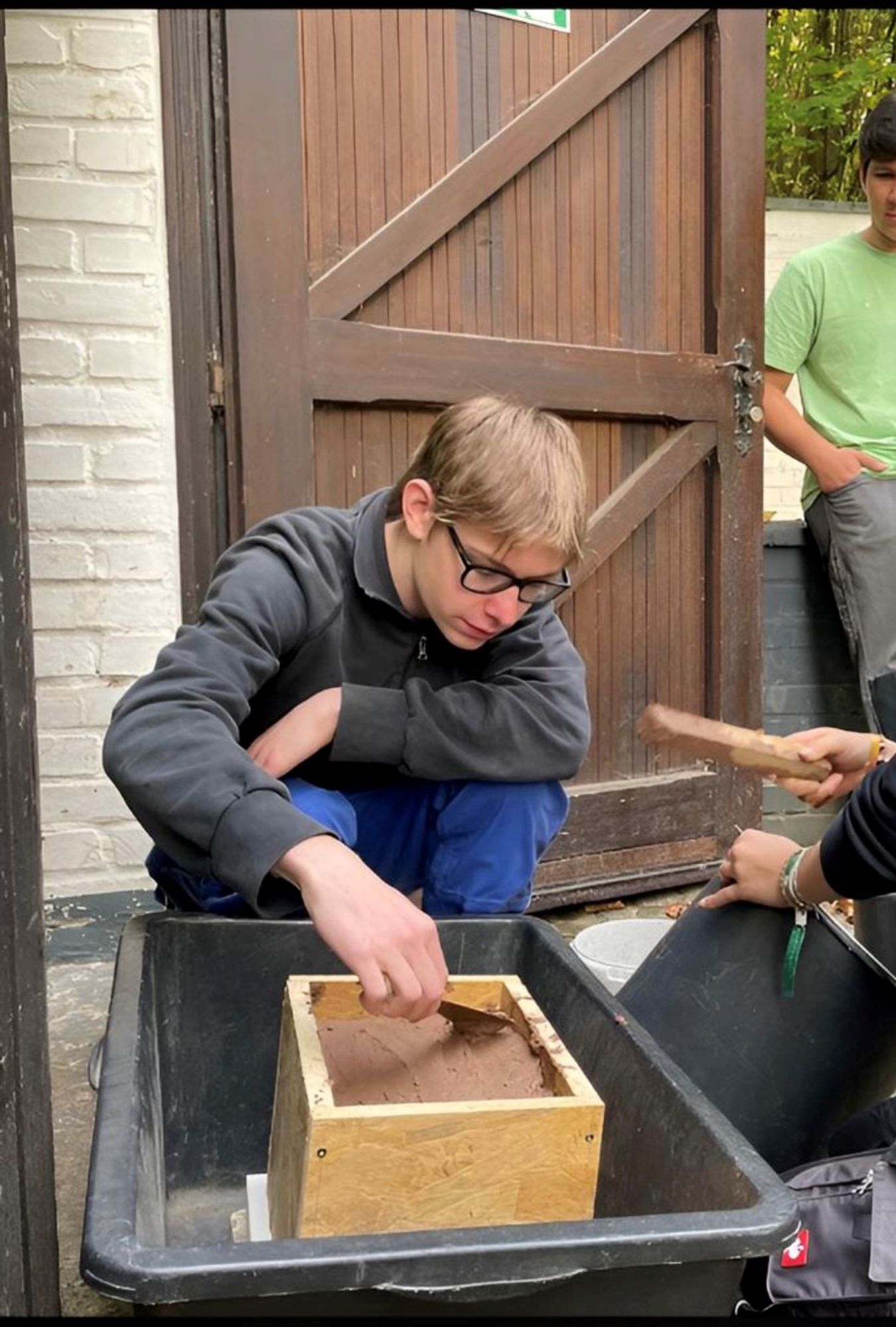 Lars Decker erwirbt als Bufdi praktische und soziale Kompetenzen. Hier fertigt er einen Lehmziegel für ein Insektenhotel an.