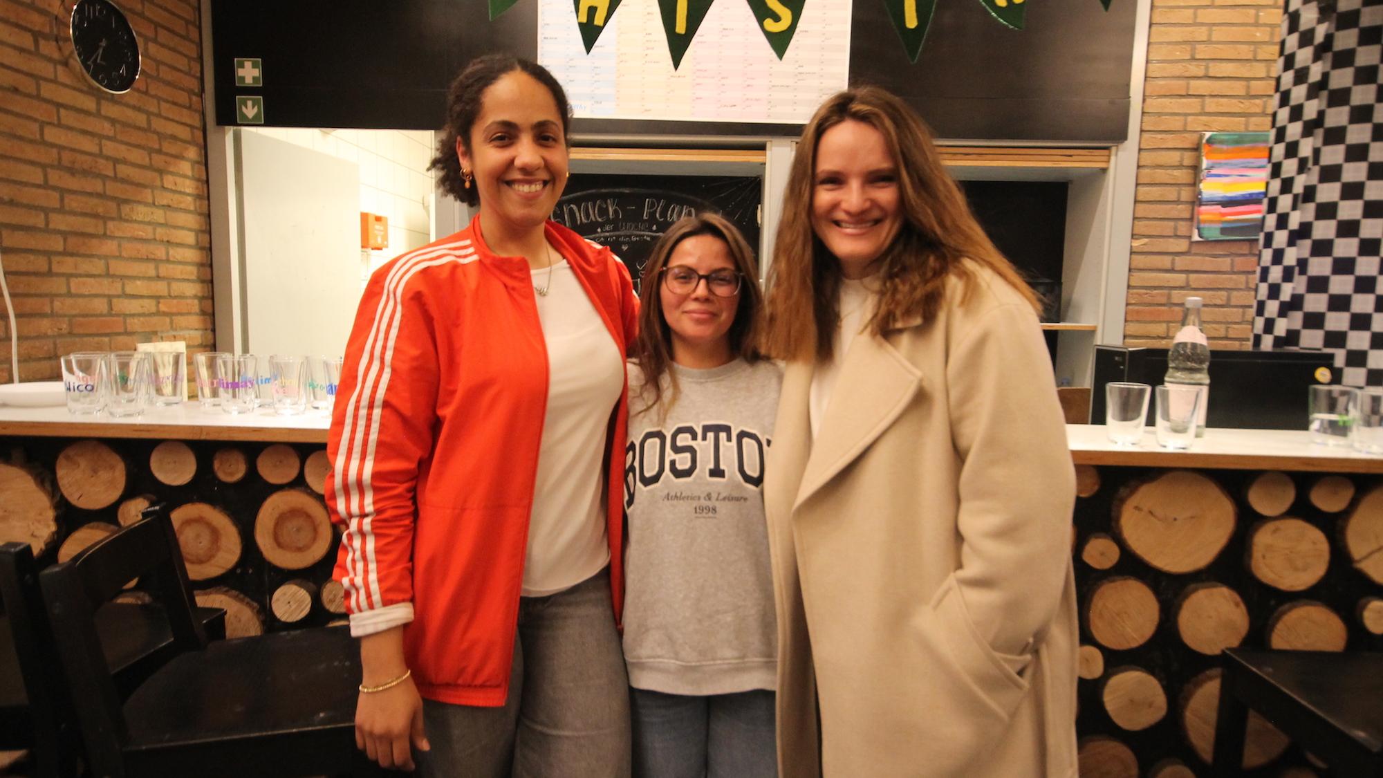 Jenny Darkwah (l.) und Sylvie Crnjavic (r.) mit Berufspraktikantin Silin Sadi im Jugendcafé der OT Josefshaus.
