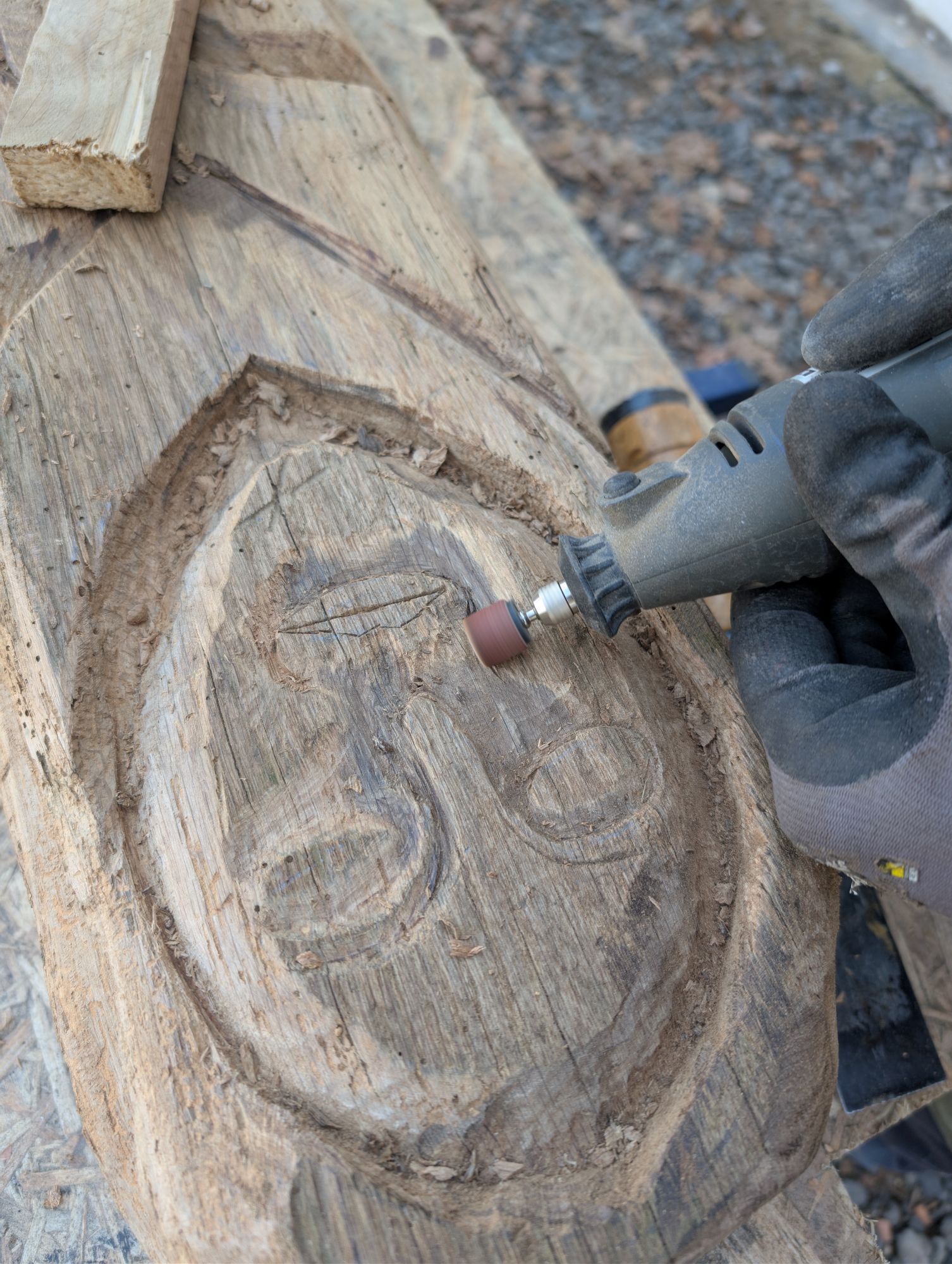Sonja Toepfer konnte sich nur einen Werkstoff für den Leuchter vorstellen: Holz.