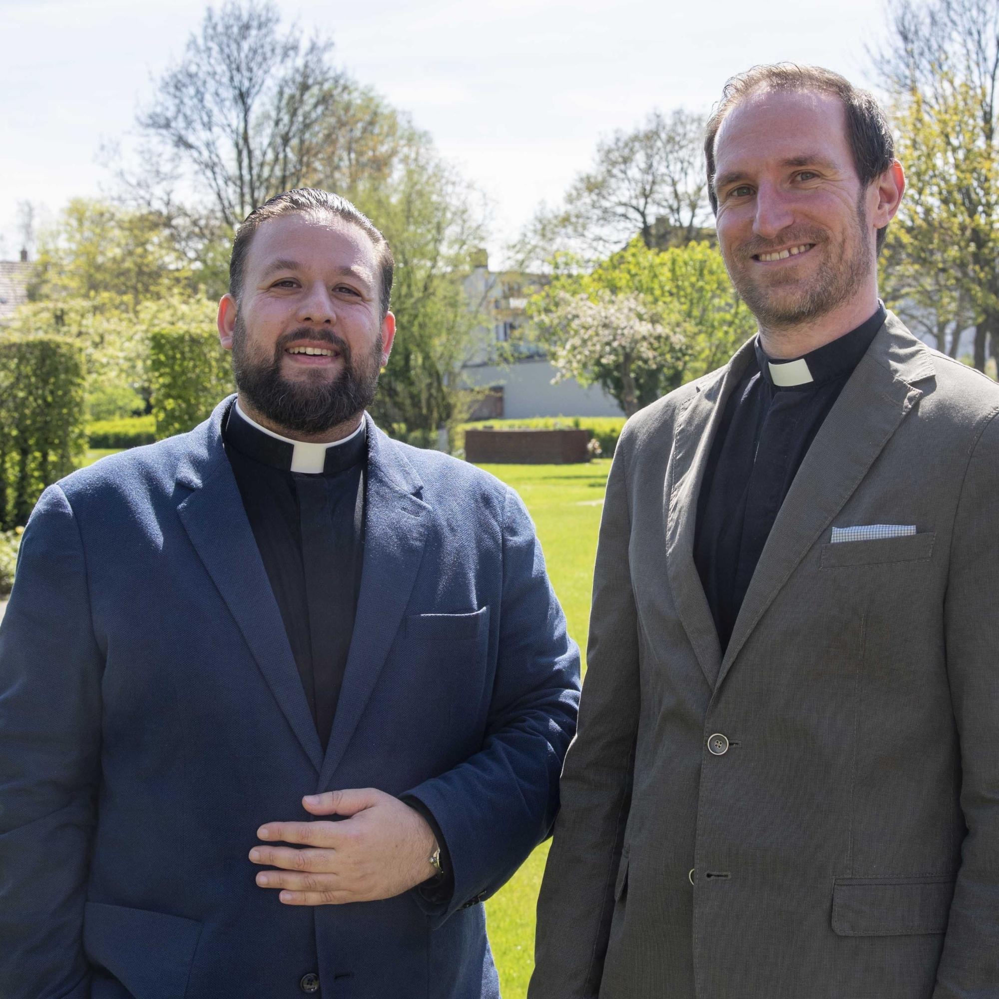 Marco Lennartz (l.) wird zukünftig sein Kaplanat in der Cityseelsorge in Krefeld, Andreas Hahne in der Pfarrei St. Remigius Viersenversehen.