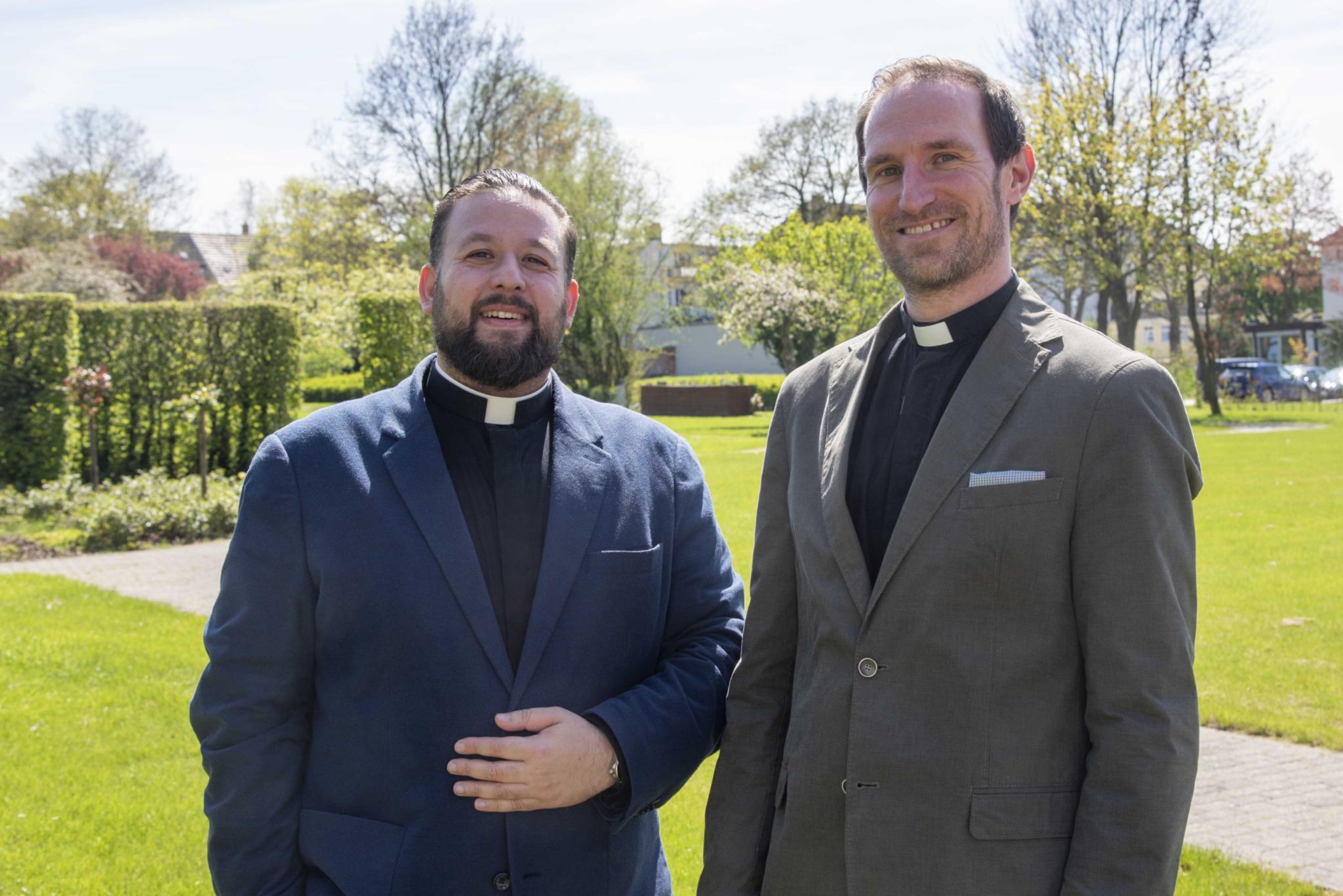 Marco Lennartz (l.) wird zukünftig sein Kaplanat in der Cityseelsorge in Krefeld, Andreas Hahne in der Pfarrei St. Remigius Viersenversehen.